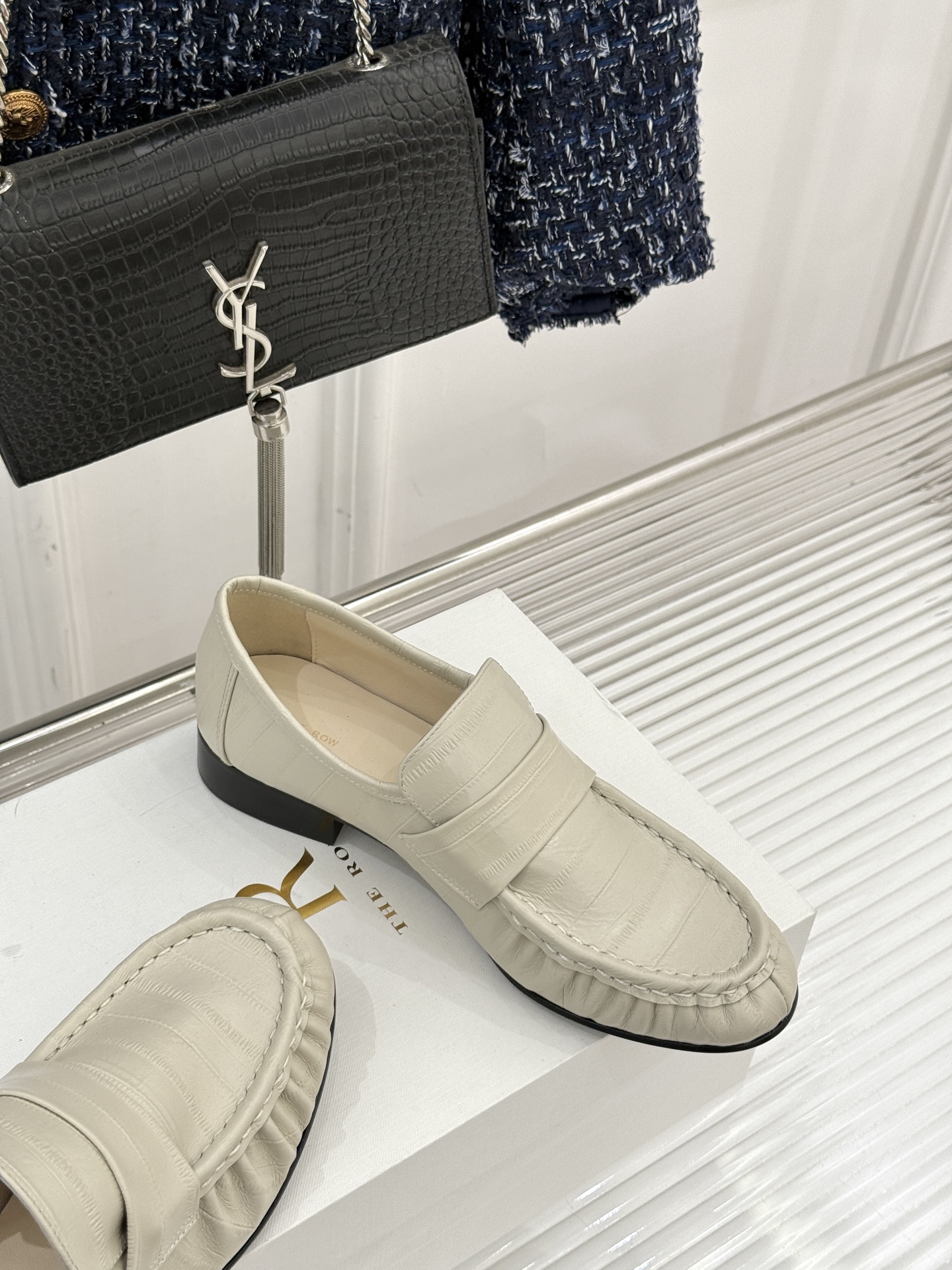 The Row 25WF新品复古乐福鞋这双乐福鞋简直是极简美学的典范！方头设计利落大气 又修饰脚型完美平