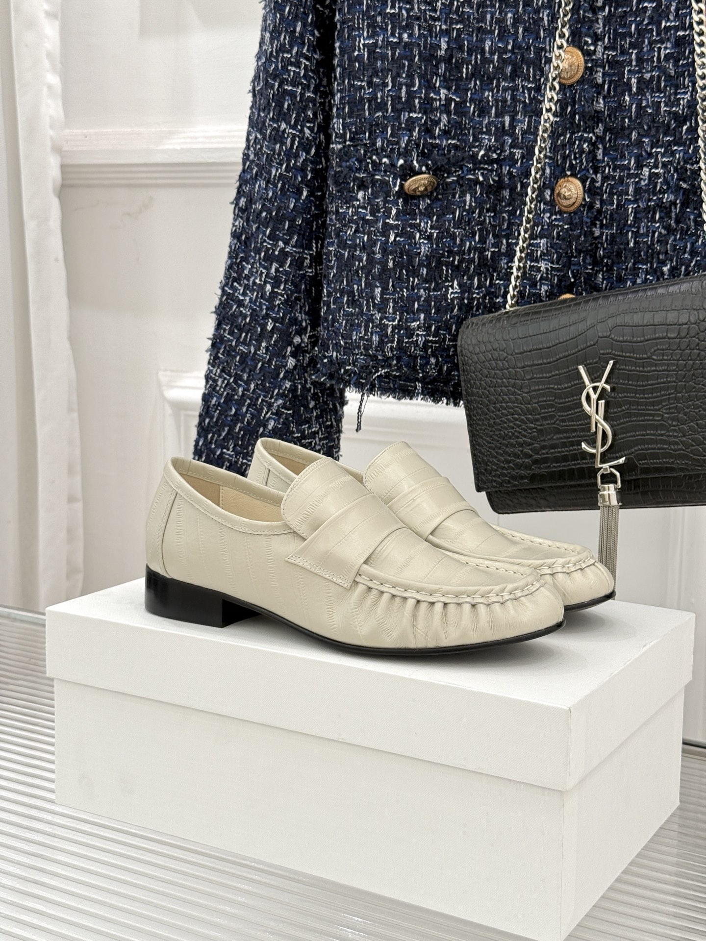 The Row 25WF新品复古乐福鞋这双乐福鞋简直是极简美学的典范！方头设计利落大气 又修饰脚型完美平