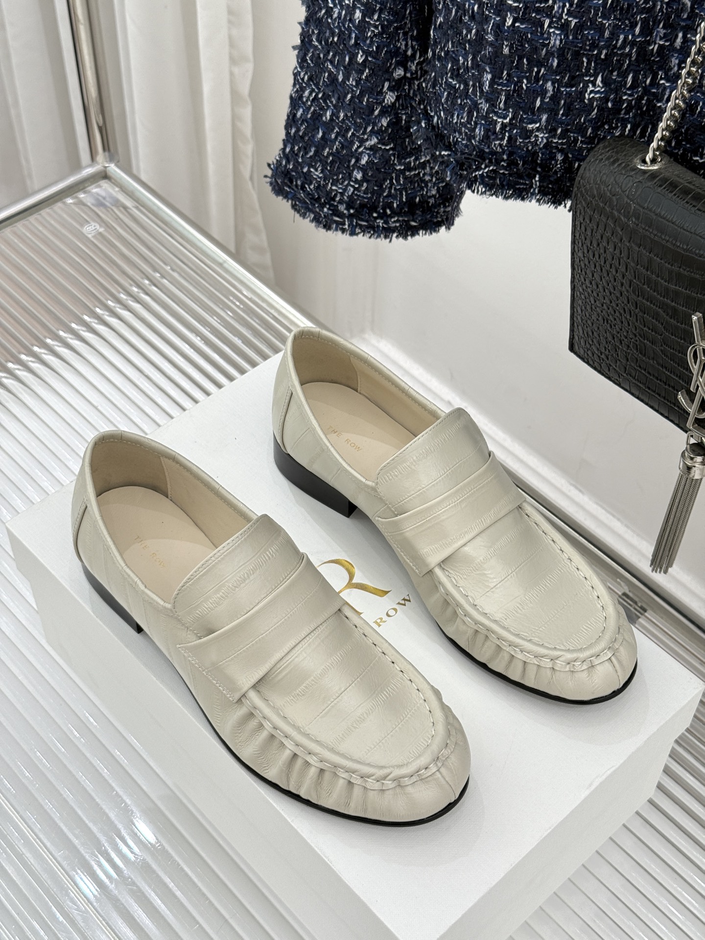 The Row 25WF新品复古乐福鞋这双乐福鞋简直是极简美学的典范！方头设计利落大气 又修饰脚型完美平