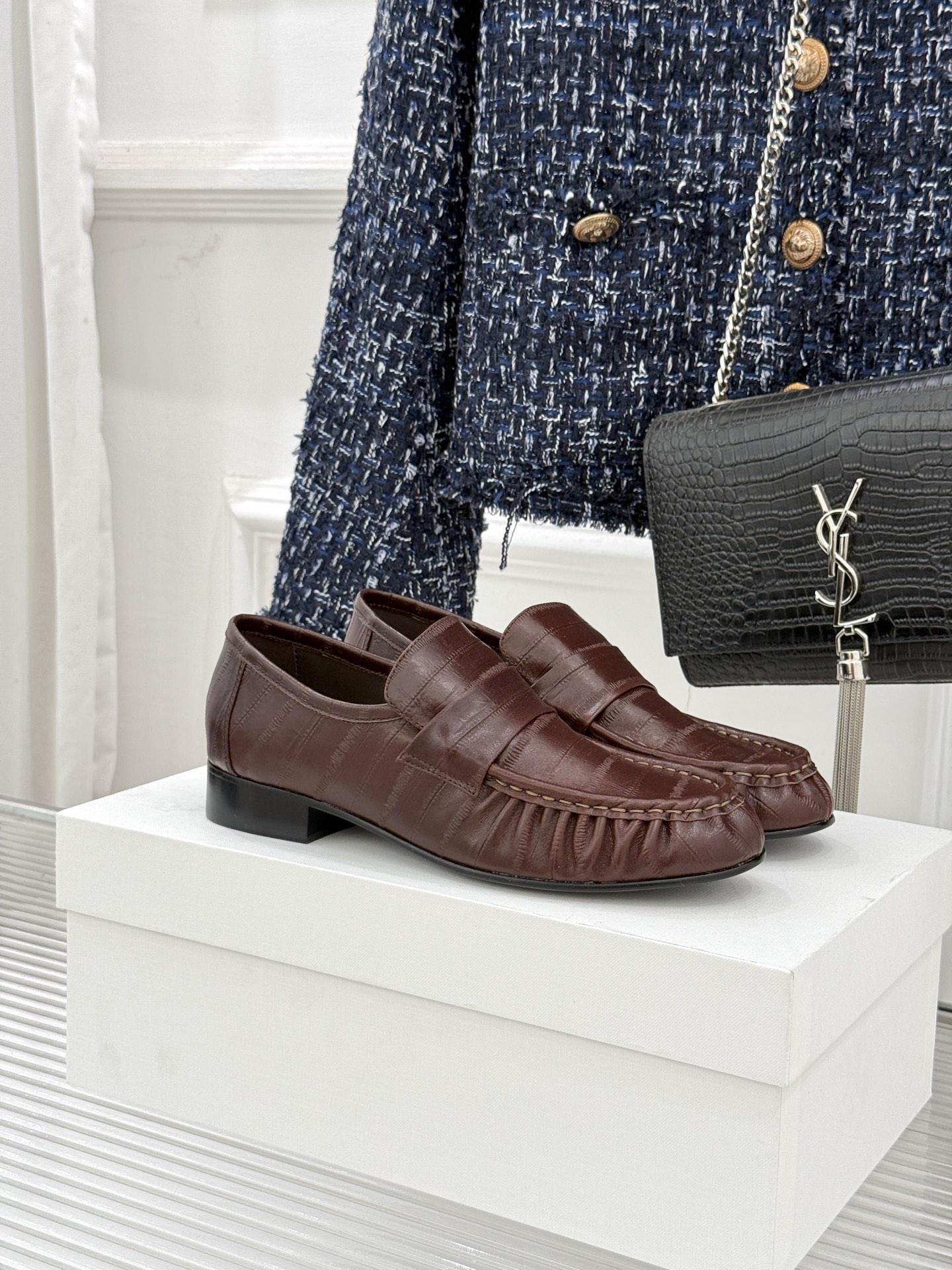 The Row 25WF新品复古乐福鞋这双乐福鞋简直是极简美学的典范！方头设计利落大气 又修饰脚型完美平