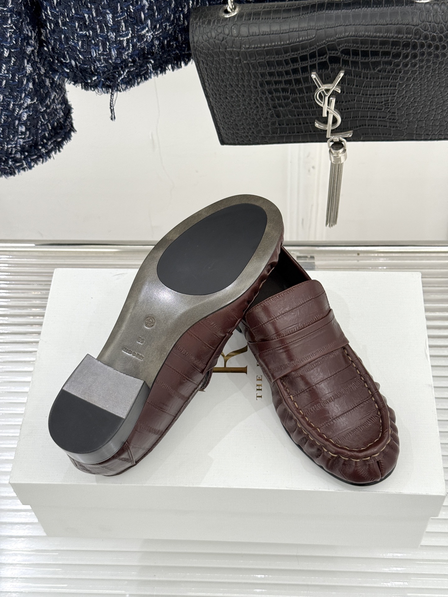 The Row 25WF新品复古乐福鞋这双乐福鞋简直是极简美学的典范！方头设计利落大气 又修饰脚型完美平