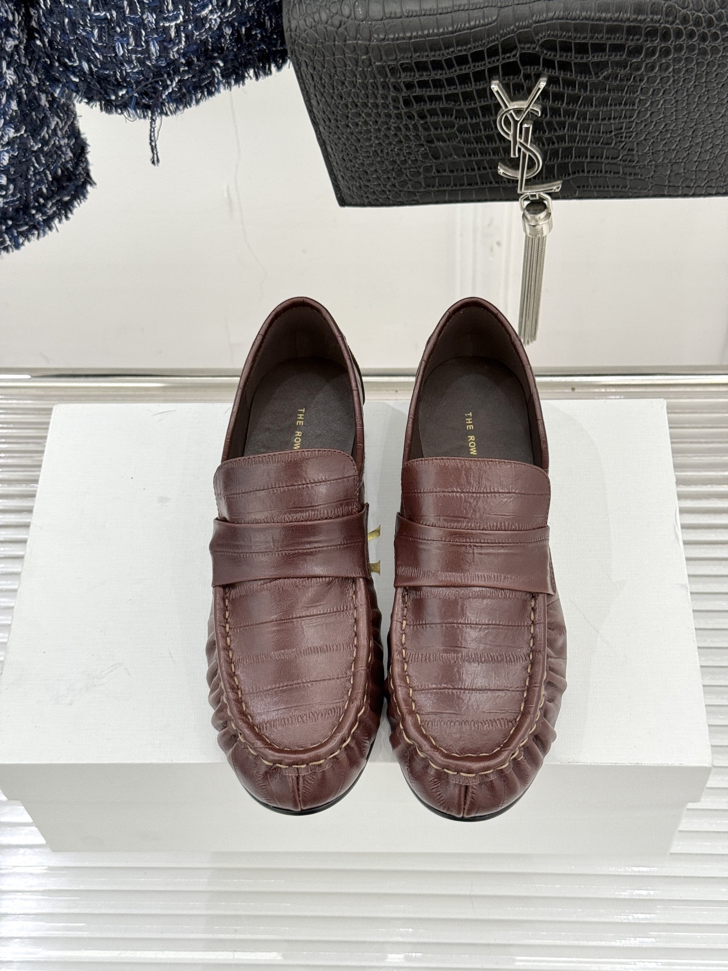 The Row 25WF新品复古乐福鞋这双乐福鞋简直是极简美学的典范！方头设计利落大气 又修饰脚型完美平