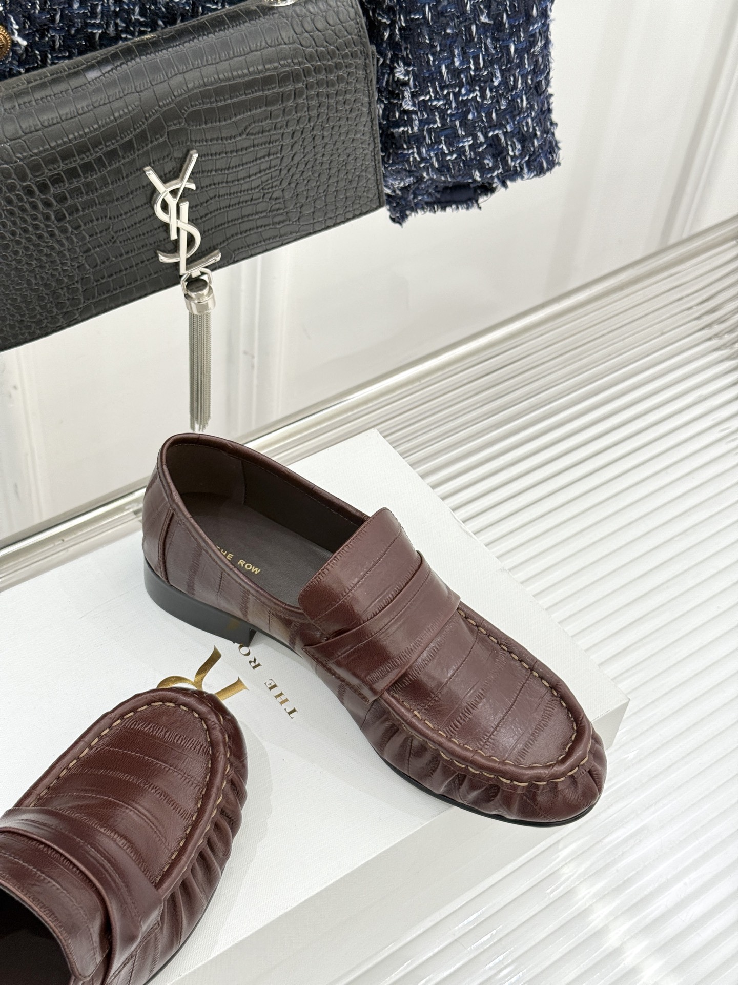 The Row 25WF新品复古乐福鞋这双乐福鞋简直是极简美学的典范！方头设计利落大气 又修饰脚型完美平