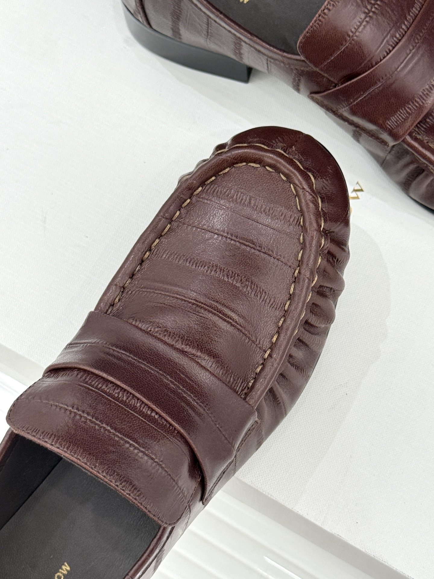 The Row 25WF新品复古乐福鞋这双乐福鞋简直是极简美学的典范！方头设计利落大气 又修饰脚型完美平