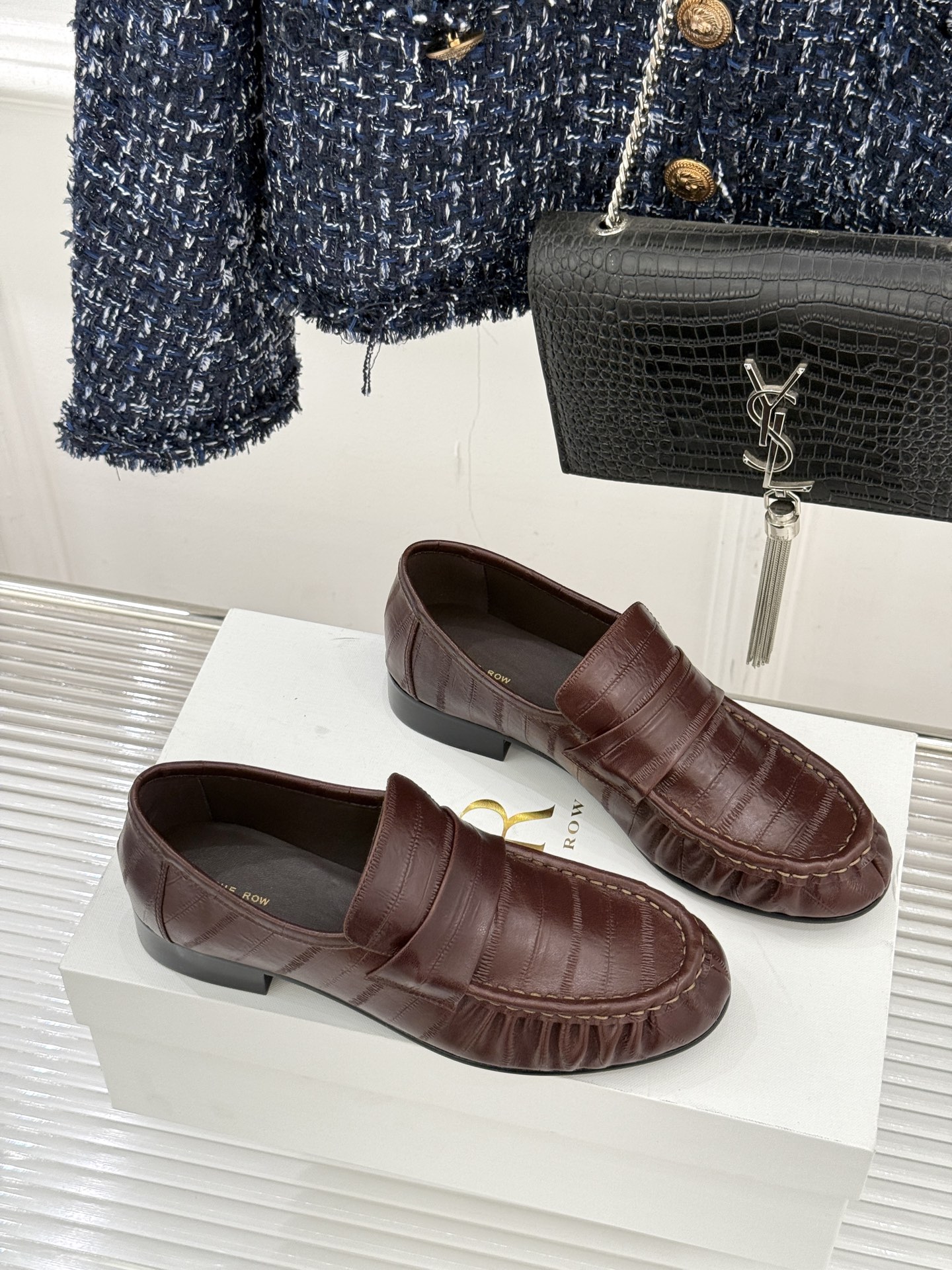 The Row 25WF新品复古乐福鞋这双乐福鞋简直是极简美学的典范！方头设计利落大气 又修饰脚型完美平