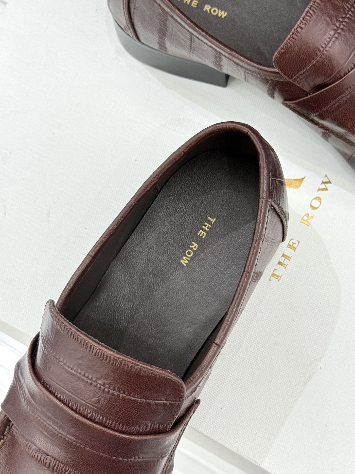 The Row 25WF新品复古乐福鞋这双乐福鞋简直是极简美学的典范！方头设计利落大气 又修饰脚型完美平