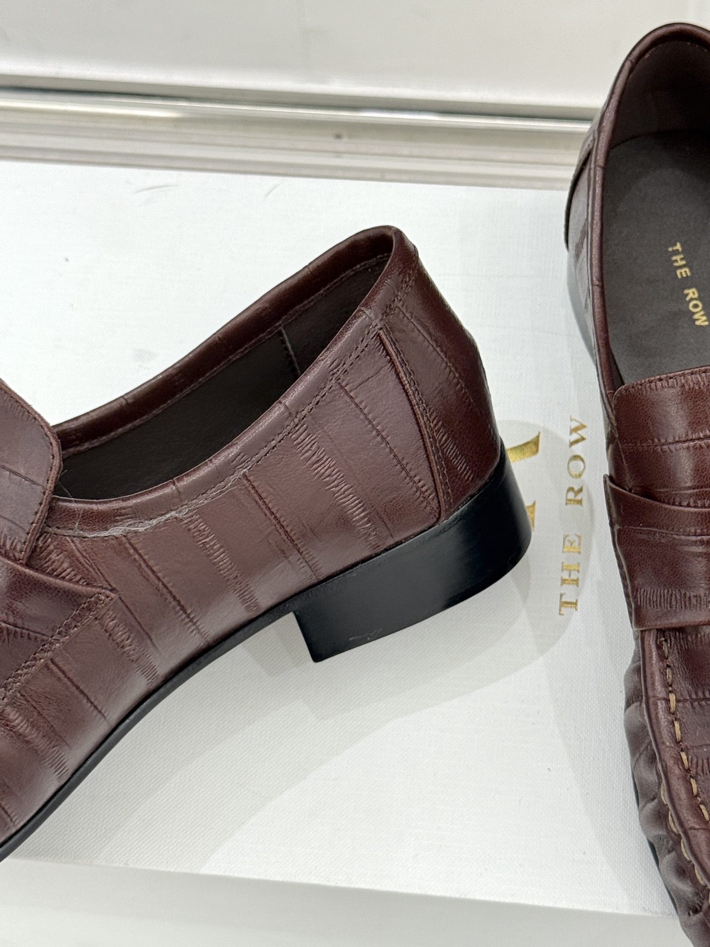 The Row 25WF新品复古乐福鞋这双乐福鞋简直是极简美学的典范！方头设计利落大气 又修饰脚型完美平