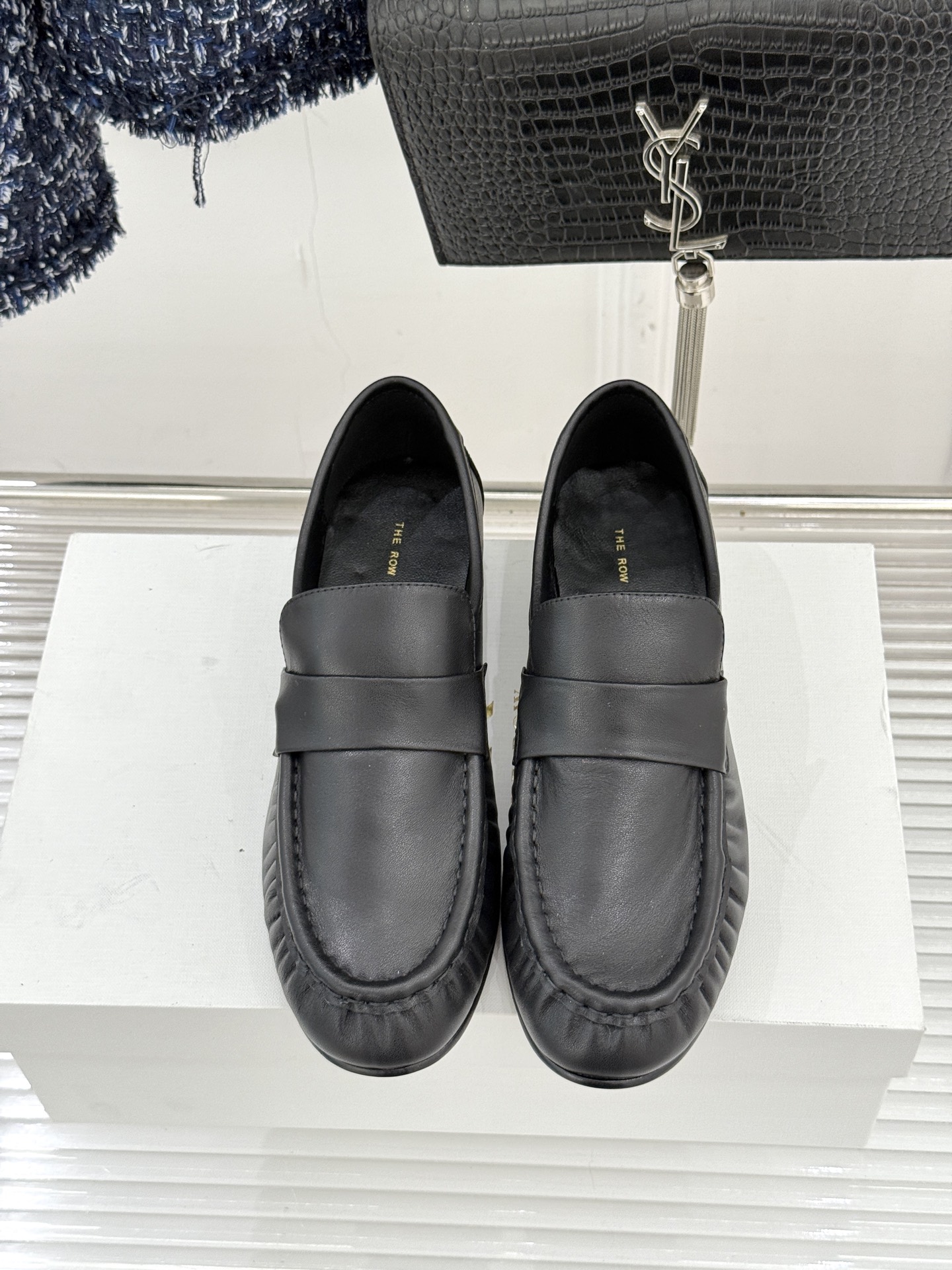 The Row 25WF新品复古乐福鞋这双乐福鞋简直是极简美学的典范！方头设计利落大气 又修饰脚型完美平