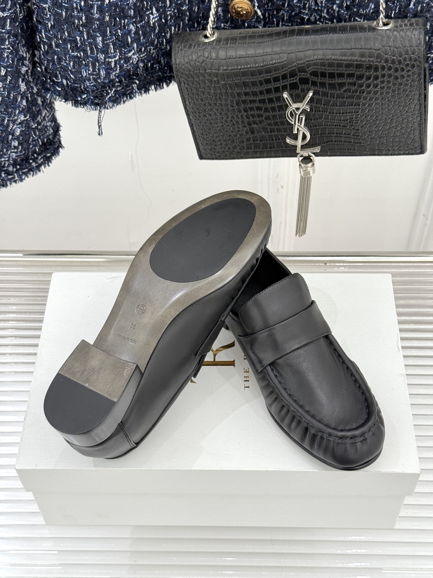 The Row 25WF新品复古乐福鞋这双乐福鞋简直是极简美学的典范！方头设计利落大气 又修饰脚型完美平