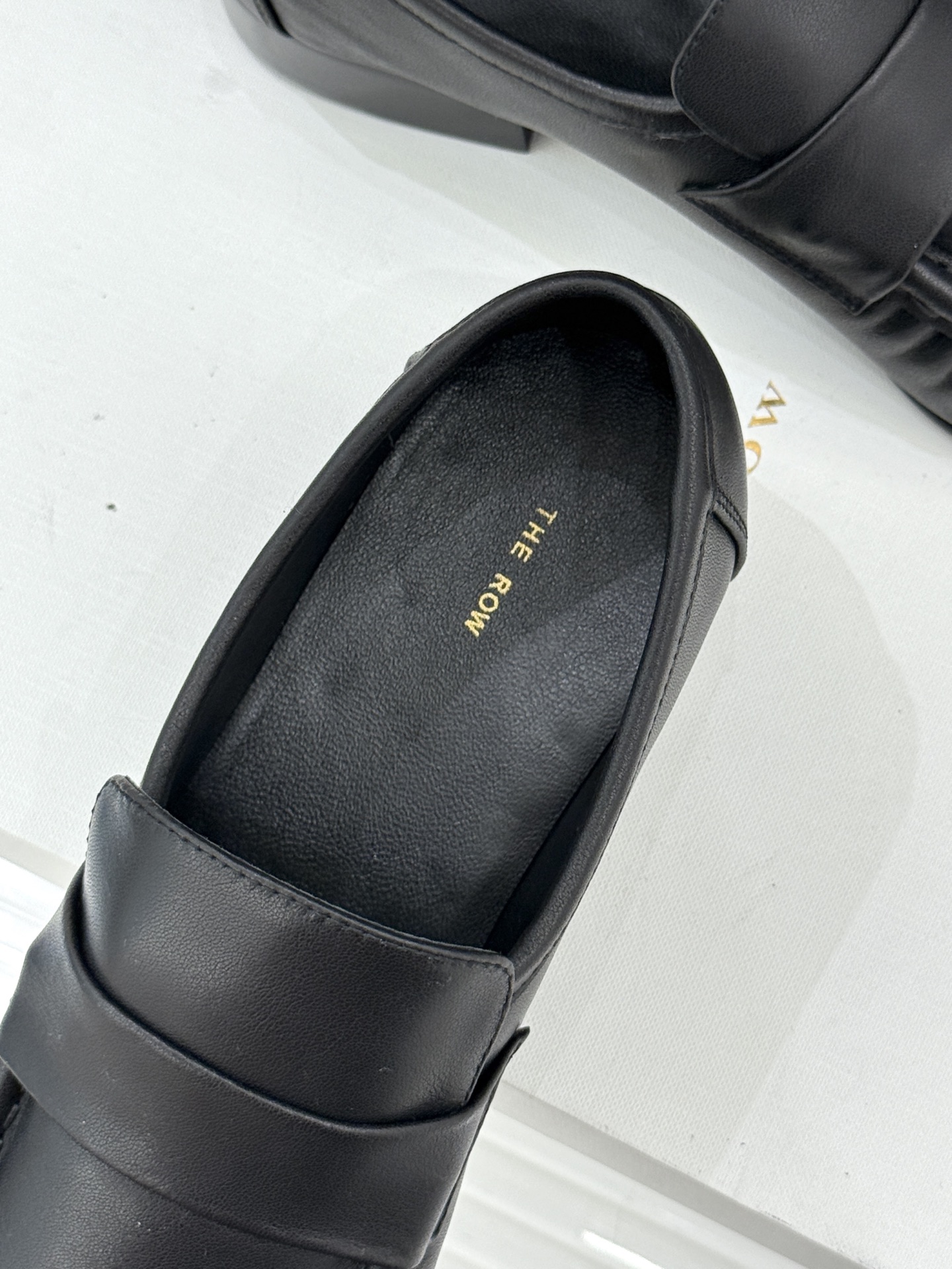 The Row 25WF新品复古乐福鞋这双乐福鞋简直是极简美学的典范！方头设计利落大气 又修饰脚型完美平