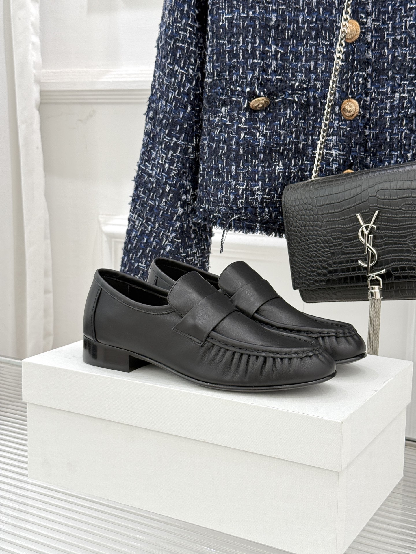 The Row 25WF新品复古乐福鞋这双乐福鞋简直是极简美学的典范！方头设计利落大气 又修饰脚型完美平