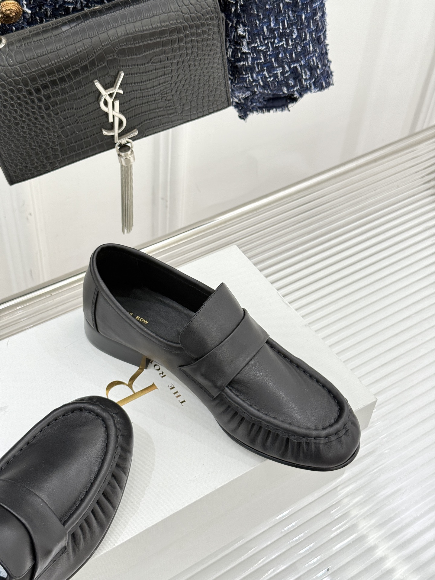 The Row 25WF新品复古乐福鞋这双乐福鞋简直是极简美学的典范！方头设计利落大气 又修饰脚型完美平