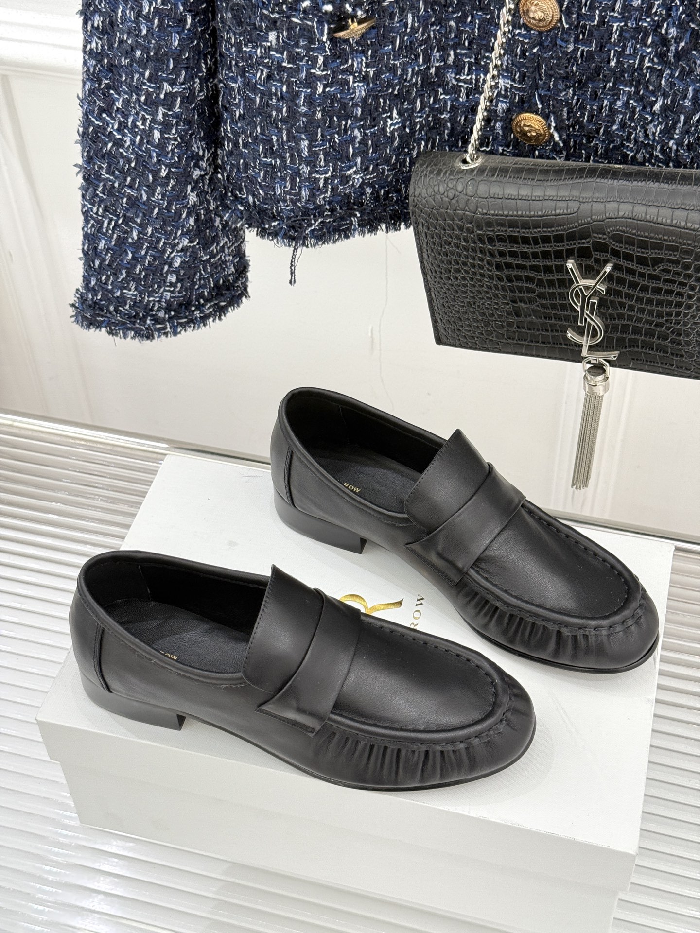 The Row 25WF新品复古乐福鞋这双乐福鞋简直是极简美学的典范！方头设计利落大气 又修饰脚型完美平