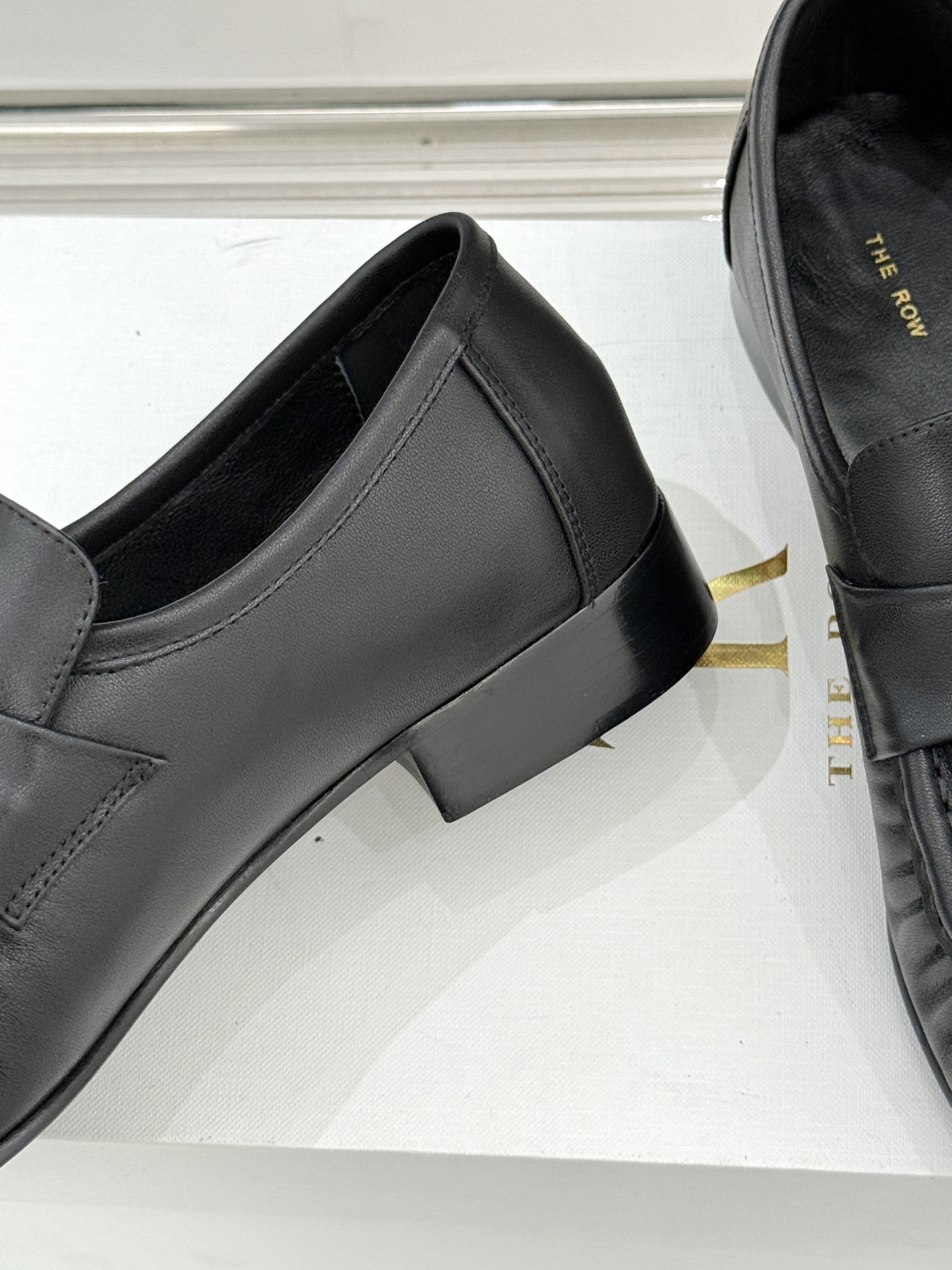 The Row 25WF新品复古乐福鞋这双乐福鞋简直是极简美学的典范！方头设计利落大气 又修饰脚型完美平