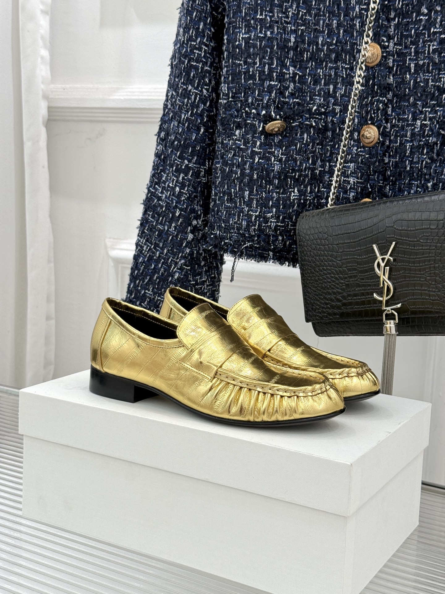 NO:694928,The Row 25WF new retro loafers. This pair of loafers is simply a model of minimalist aesthetics!  The square-toe design is neat and elegant and flatters your feet, perfectly balancing fashion and comfort. When you put it on, you will instantly feel full of aura. The minimalist appearance does not have too many complicated decorations, but with smooth lines and exquisite workmanship, it has become the king of all-match styles. Paired with jeans, it is casual and comfortable. Put on suit pants, smart and neat. Paired with a dress, it shows elegance, easily adapts to various occasions, and can be freely switched between different styles. The fabric is made of original custom cowhide.  The inner foot pads are all sheepskin, Italian imported cowhide outsole size 35-38 (customized 40/41), loafers, loafers, skirts, jeans, business suit, cowhide, sheepskin19860909The Row 25WF新品复古乐福鞋 这双乐福鞋简直是极简美学的典范！ 方头设计利落大气 又修饰脚型 完美平衡了时髦感与舒适度 穿上它 瞬间气场全开. 极简的外观没有过多繁杂的装饰 却凭借流畅的线条和精致的做工 成为穿搭界的百搭之王. 搭配牛仔裤 随性又自在 换上西装裤 干练又利落 搭配连衣裙 则尽显优雅气质 轻松适配各种场合 在不同风格间自由切换. 面料采用原版定制牛皮 内里垫脚均为羊皮 意大利进口牛皮大底 size35-38（40/41定制）,乐福鞋,loafers,skirts,jeans,business suit,cowhide,sheepskin,Women's Shoes