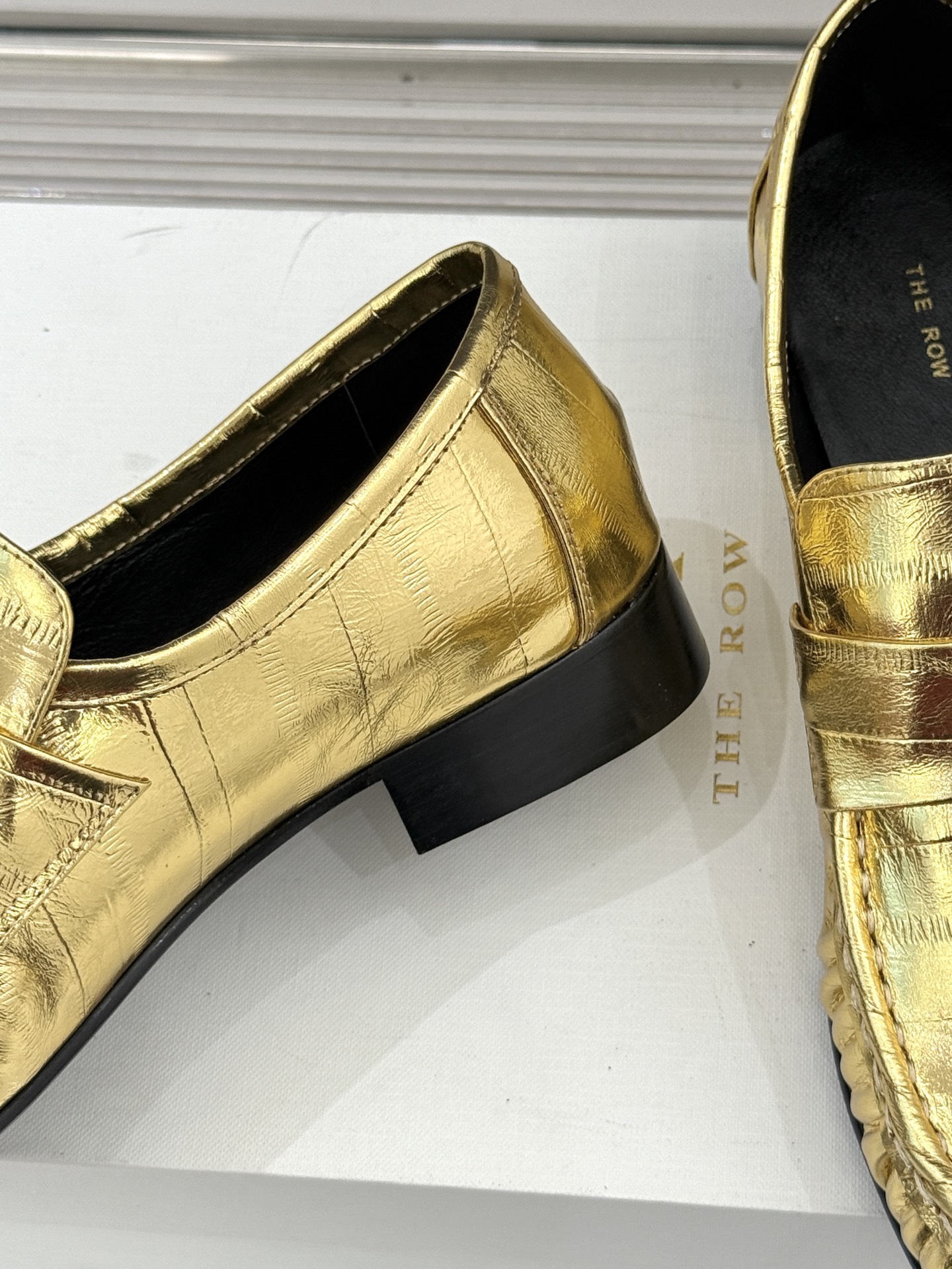 The Row 25WF新品复古乐福鞋这双乐福鞋简直是极简美学的典范！方头设计利落大气 又修饰脚型完美平