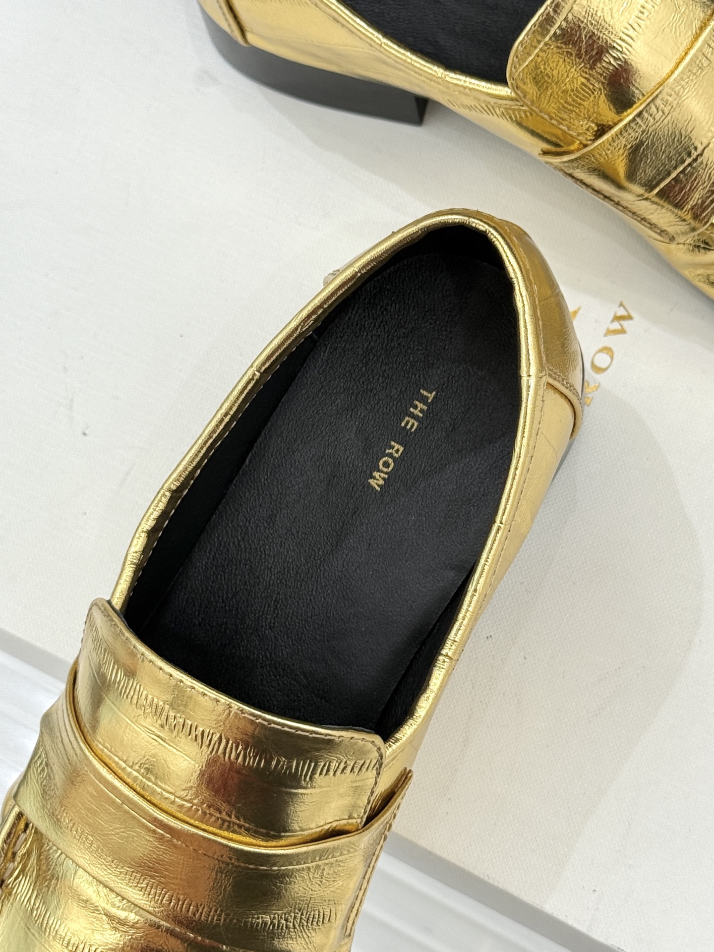 The Row 25WF新品复古乐福鞋这双乐福鞋简直是极简美学的典范！方头设计利落大气 又修饰脚型完美平