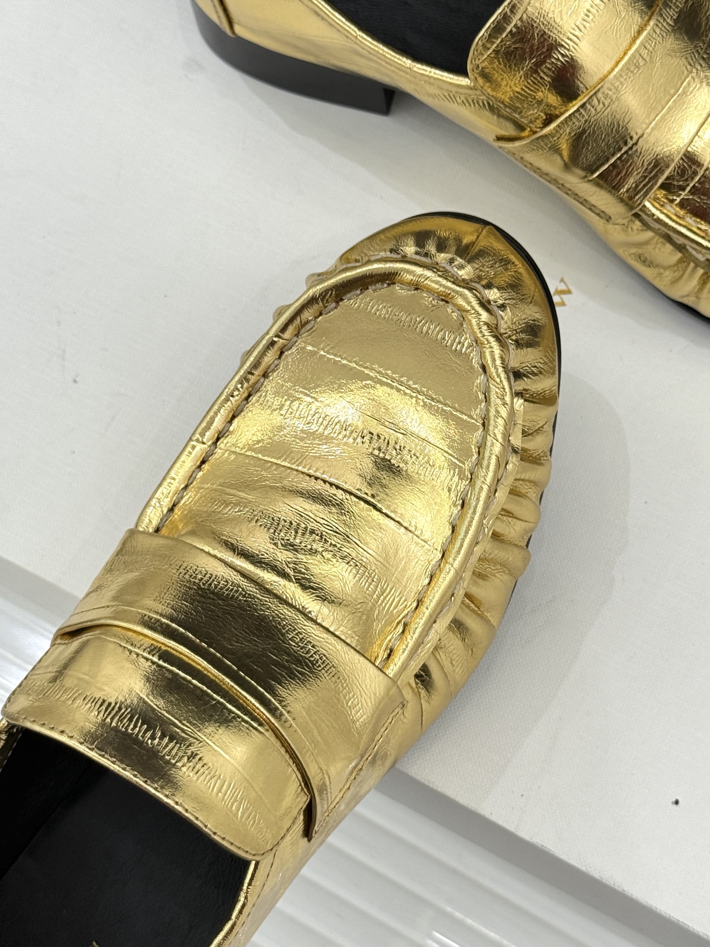 The Row 25WF新品复古乐福鞋这双乐福鞋简直是极简美学的典范！方头设计利落大气 又修饰脚型完美平