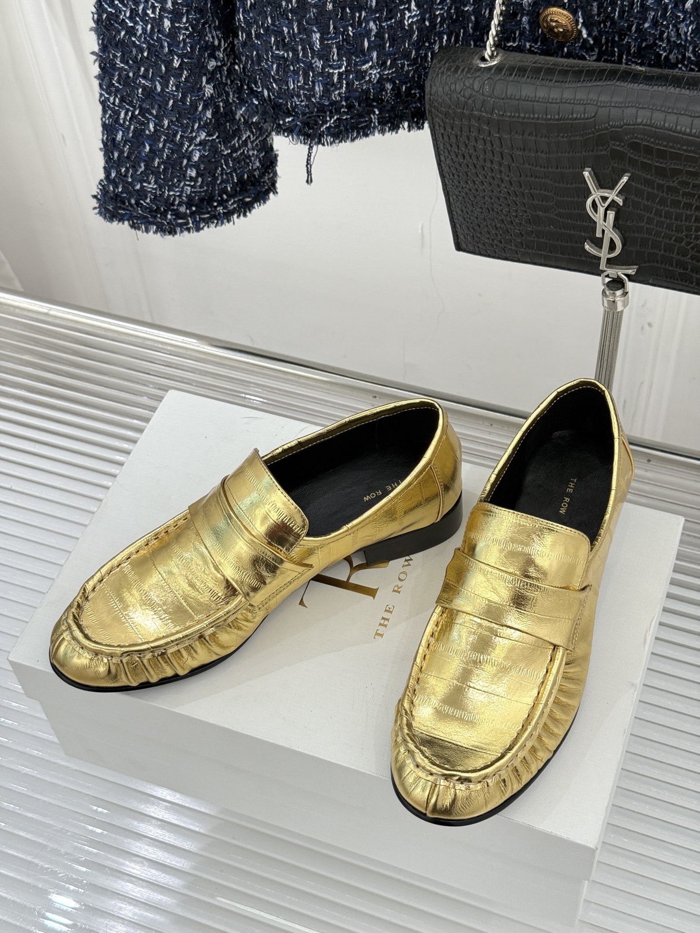 The Row 25WF新品复古乐福鞋这双乐福鞋简直是极简美学的典范！方头设计利落大气 又修饰脚型完美平