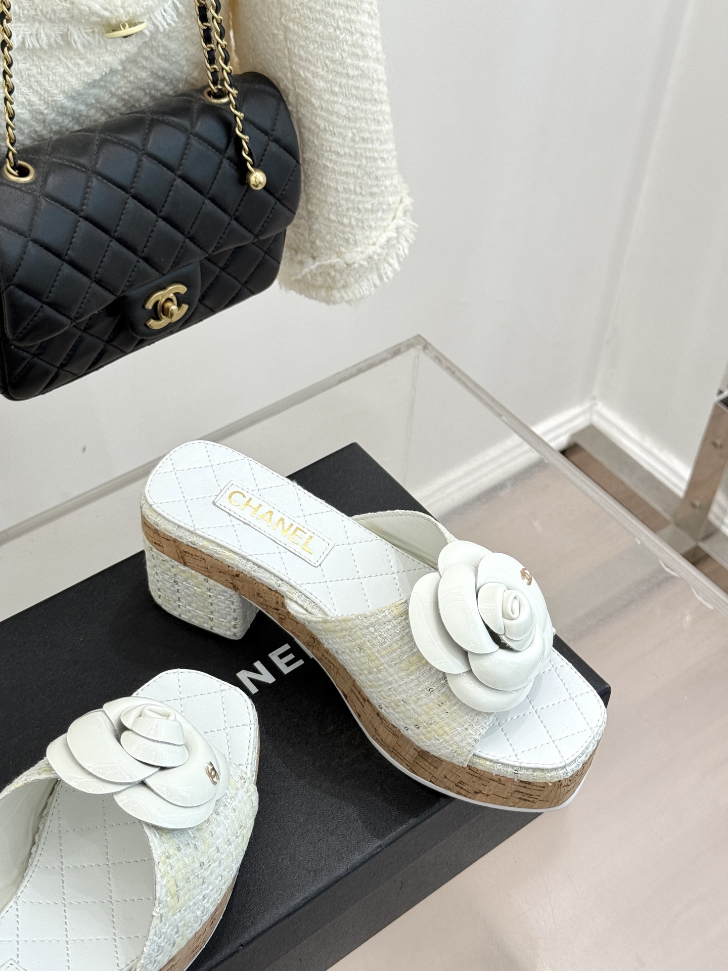 CHANE*｜小香26C山茶花木纹防水台厚底粗跟拖鞋这款拖鞋以标志性山茶花为引将复古木纹肌理与实用设计相