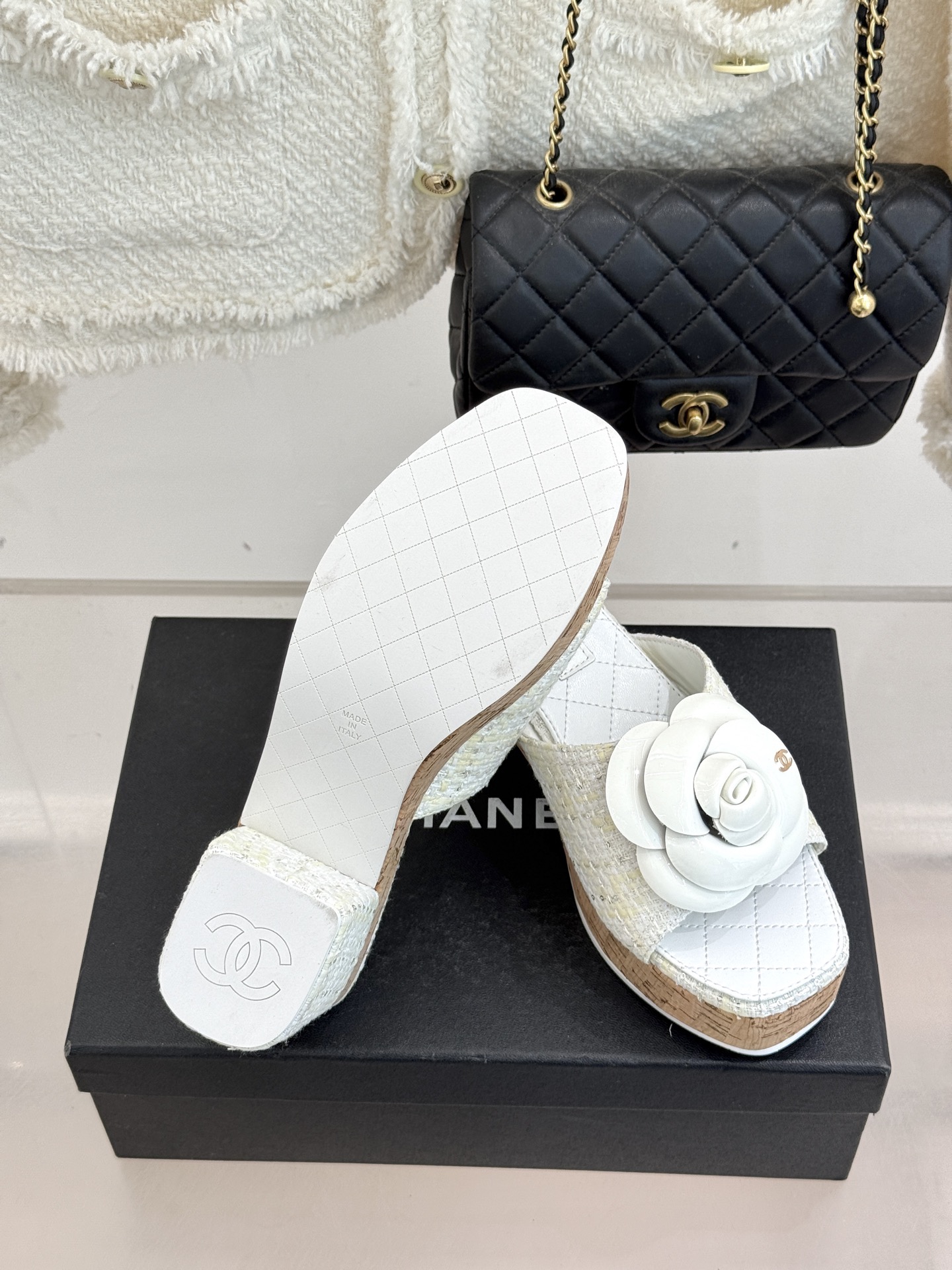 CHANE*｜小香26C山茶花木纹防水台厚底粗跟拖鞋这款拖鞋以标志性山茶花为引将复古木纹肌理与实用设计相