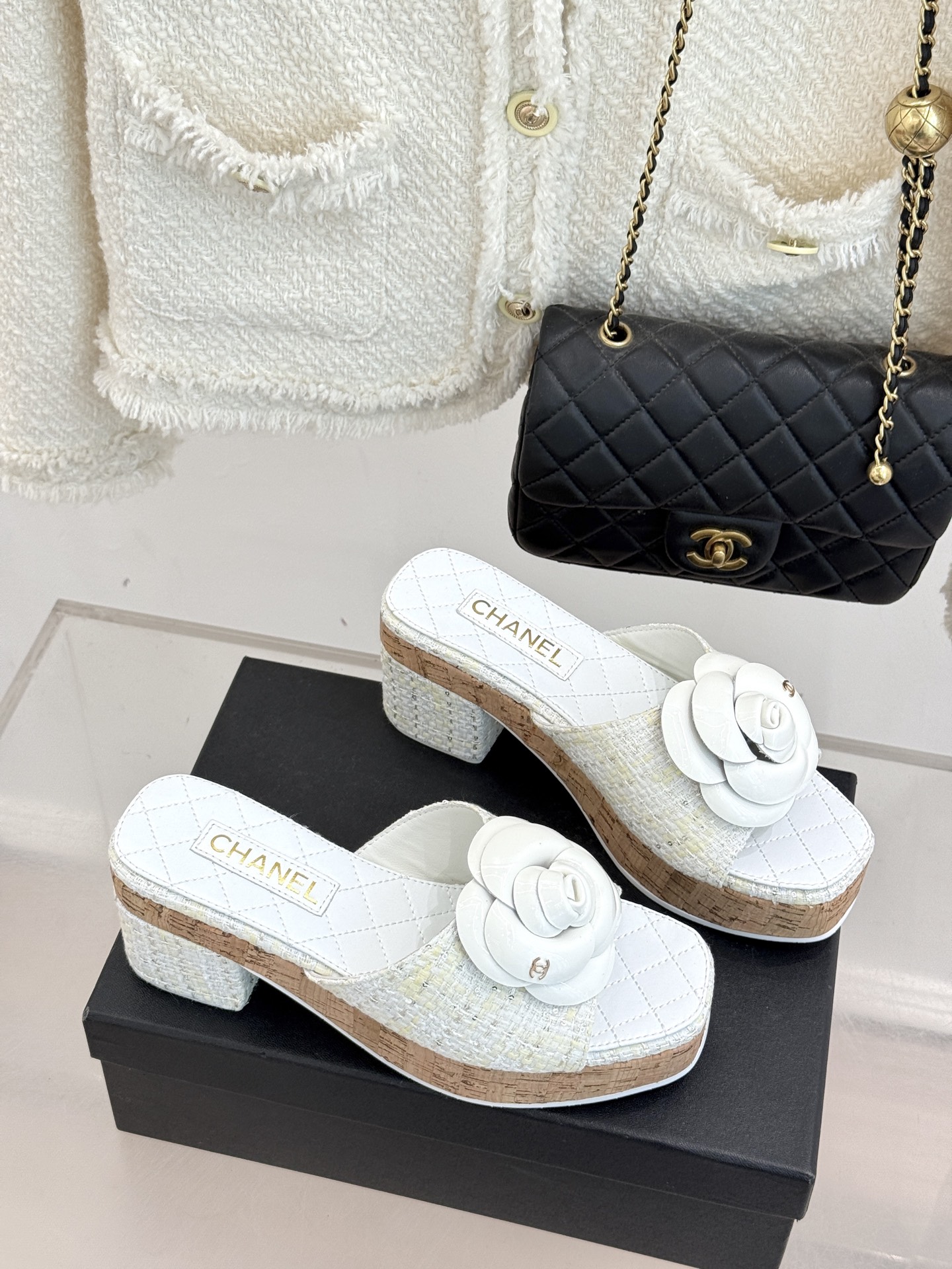 CHANE*｜小香26C山茶花木纹防水台厚底粗跟拖鞋这款拖鞋以标志性山茶花为引将复古木纹肌理与实用设计相