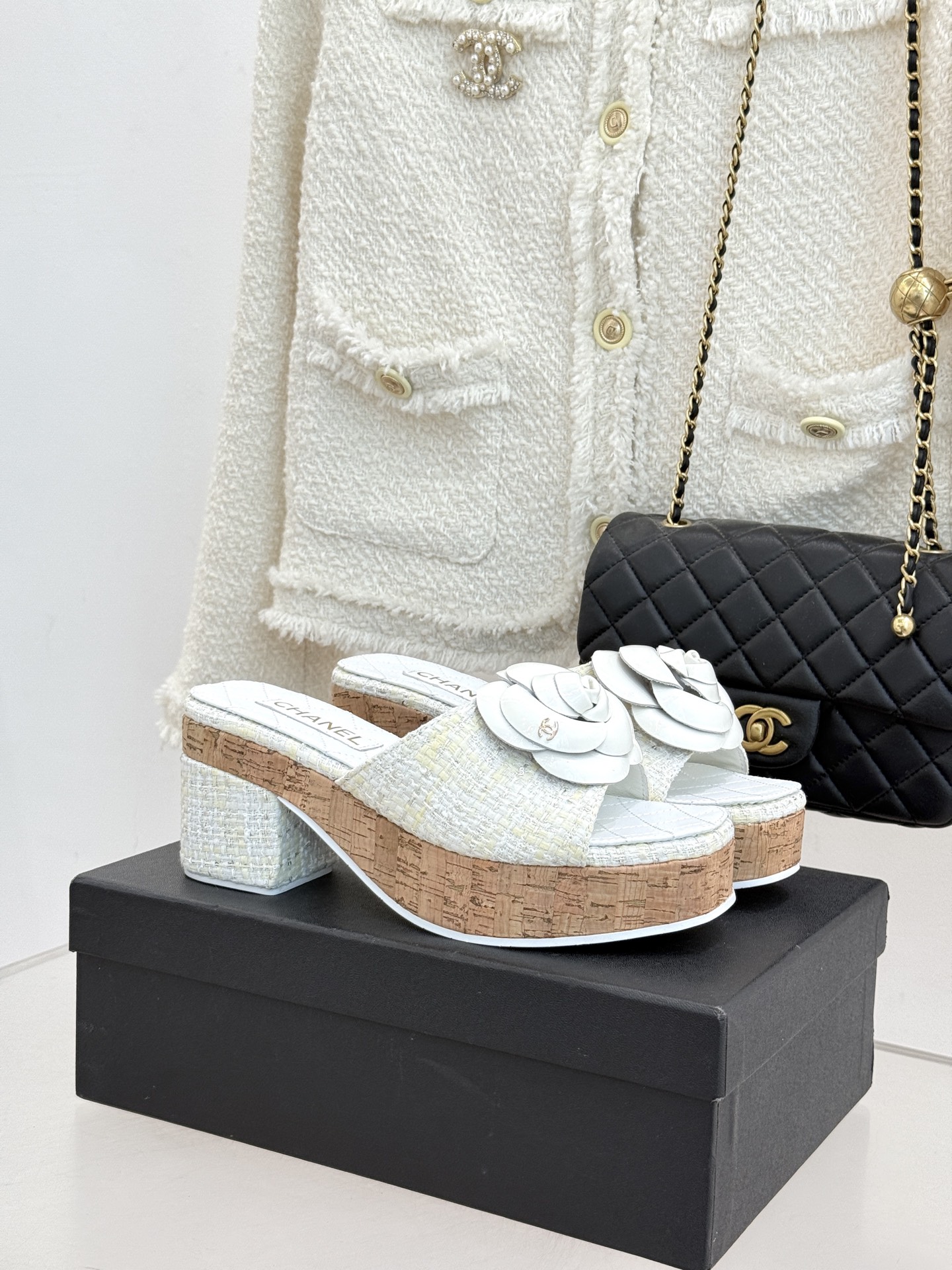 CHANE*｜小香26C山茶花木纹防水台厚底粗跟拖鞋这款拖鞋以标志性山茶花为引将复古木纹肌理与实用设计相