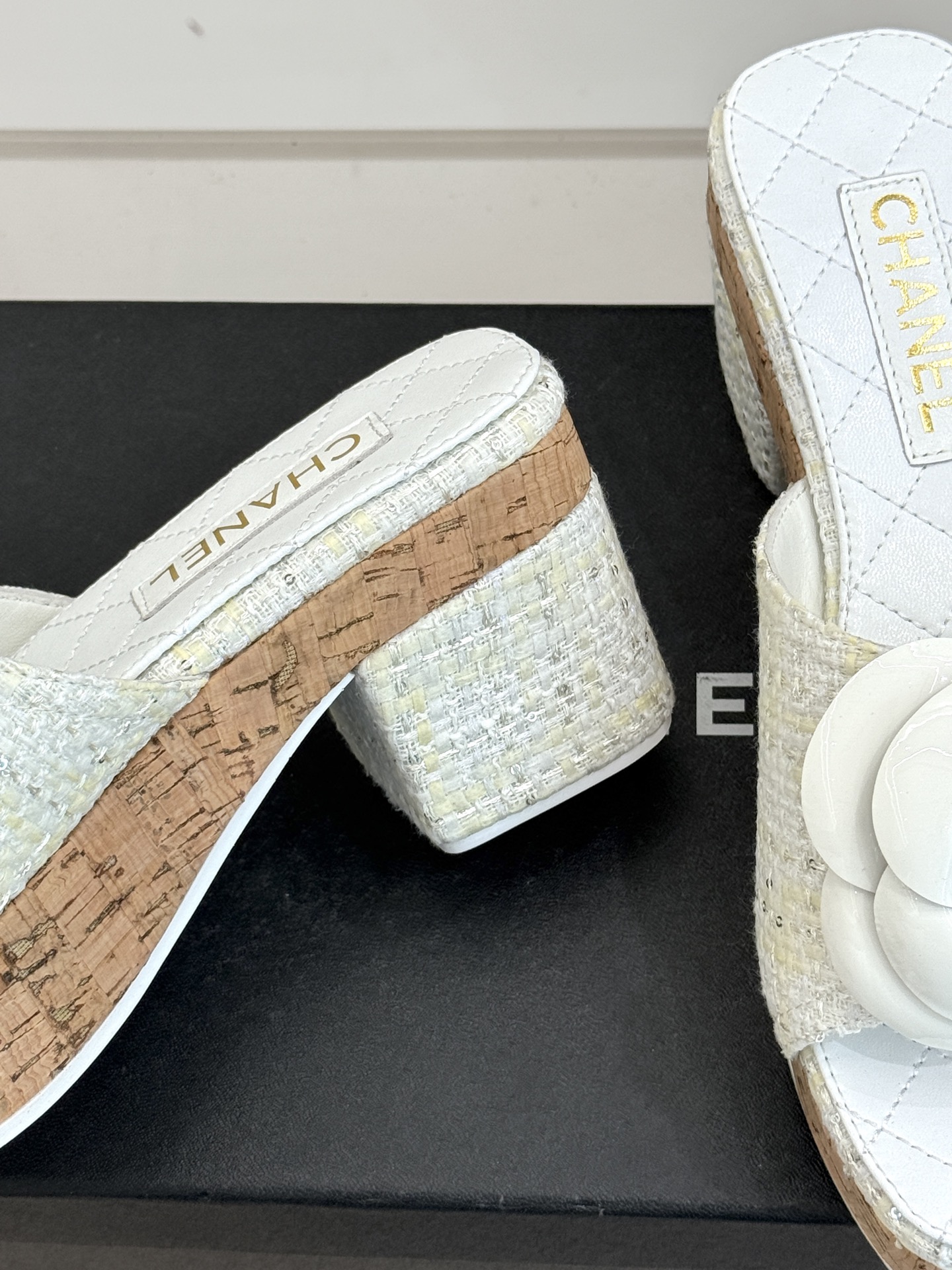 CHANE*｜小香26C山茶花木纹防水台厚底粗跟拖鞋这款拖鞋以标志性山茶花为引将复古木纹肌理与实用设计相