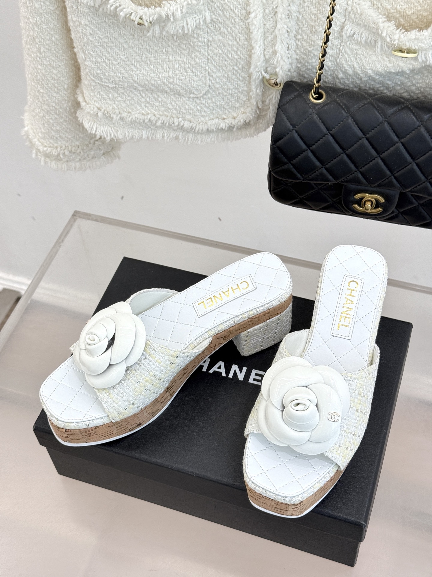 CHANE*｜小香26C山茶花木纹防水台厚底粗跟拖鞋这款拖鞋以标志性山茶花为引将复古木纹肌理与实用设计相