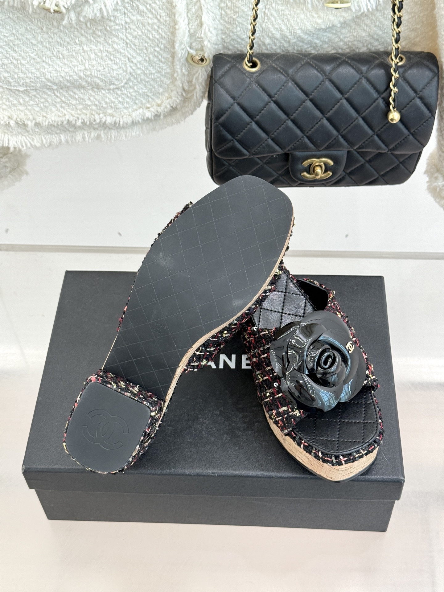 CHANE*｜小香26C山茶花木纹防水台厚底粗跟拖鞋这款拖鞋以标志性山茶花为引将复古木纹肌理与实用设计相