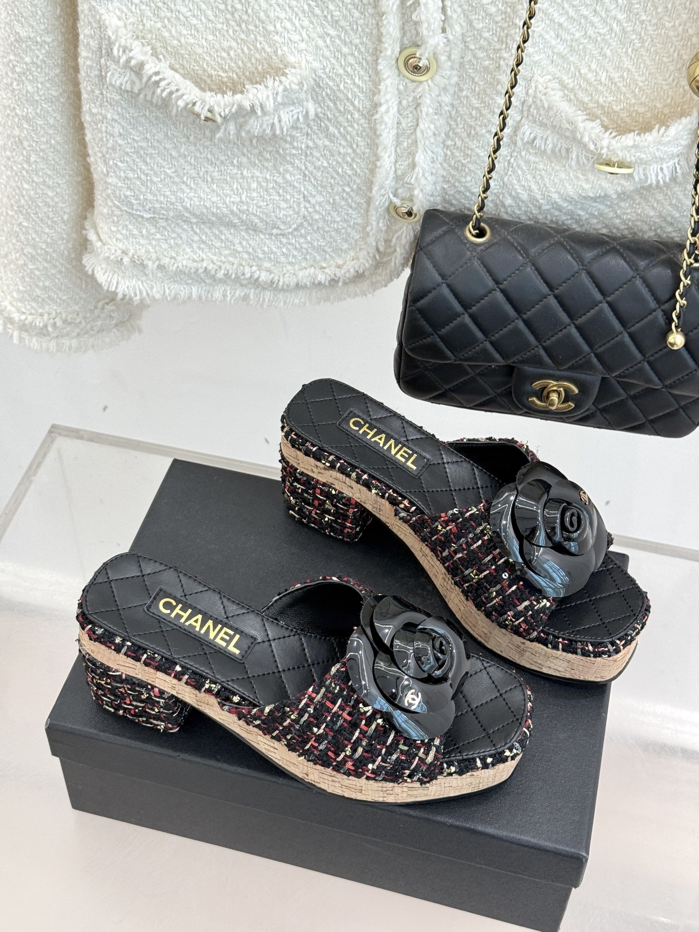 CHANE*｜小香26C山茶花木纹防水台厚底粗跟拖鞋这款拖鞋以标志性山茶花为引将复古木纹肌理与实用设计相