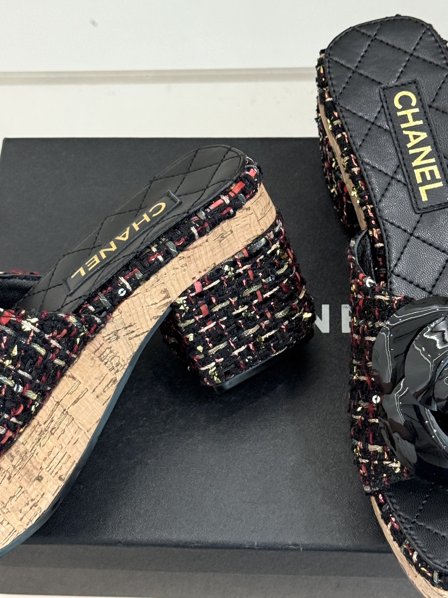 CHANE*｜小香26C山茶花木纹防水台厚底粗跟拖鞋这款拖鞋以标志性山茶花为引将复古木纹肌理与实用设计相