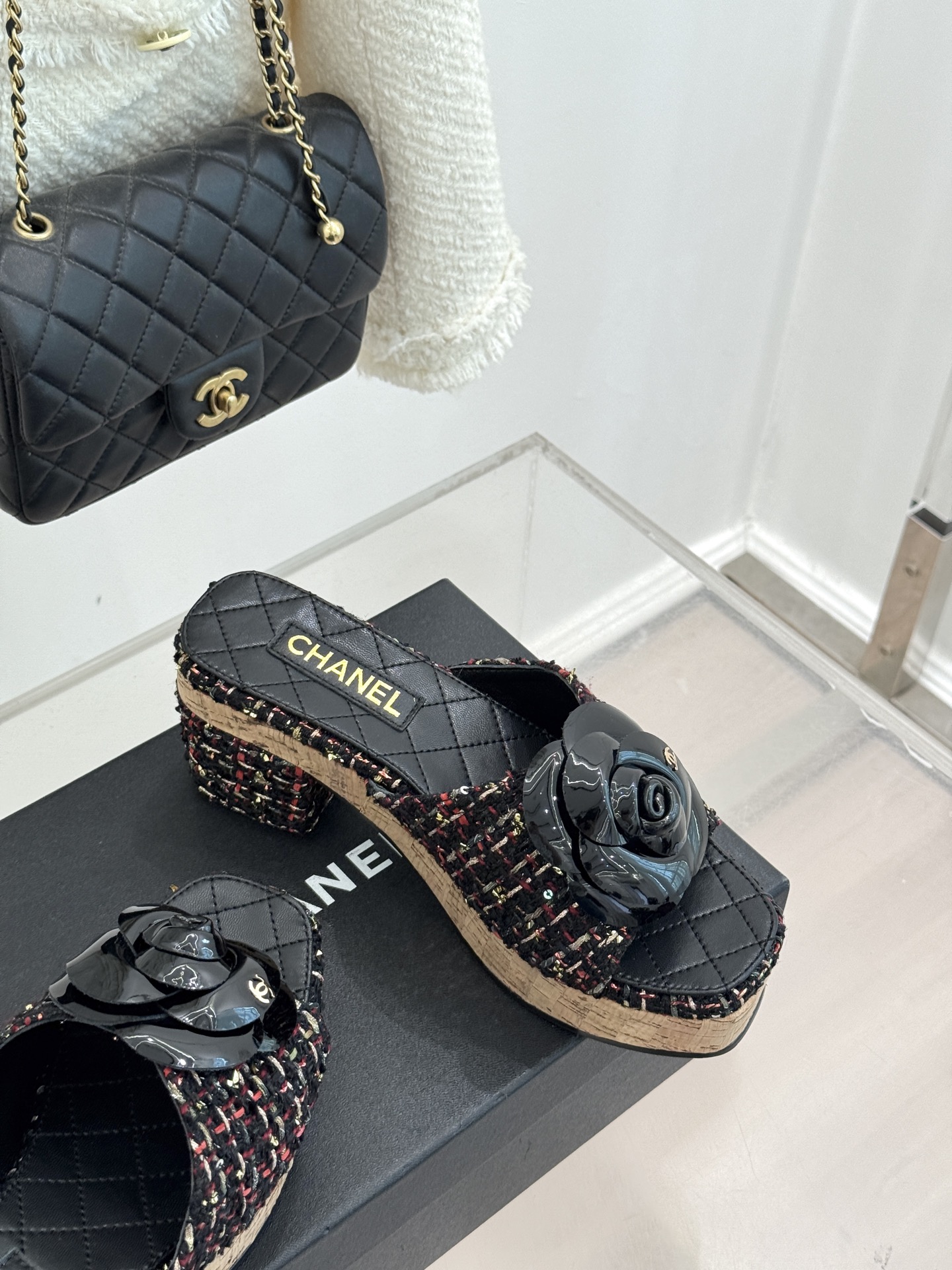 CHANE*｜小香26C山茶花木纹防水台厚底粗跟拖鞋这款拖鞋以标志性山茶花为引将复古木纹肌理与实用设计相