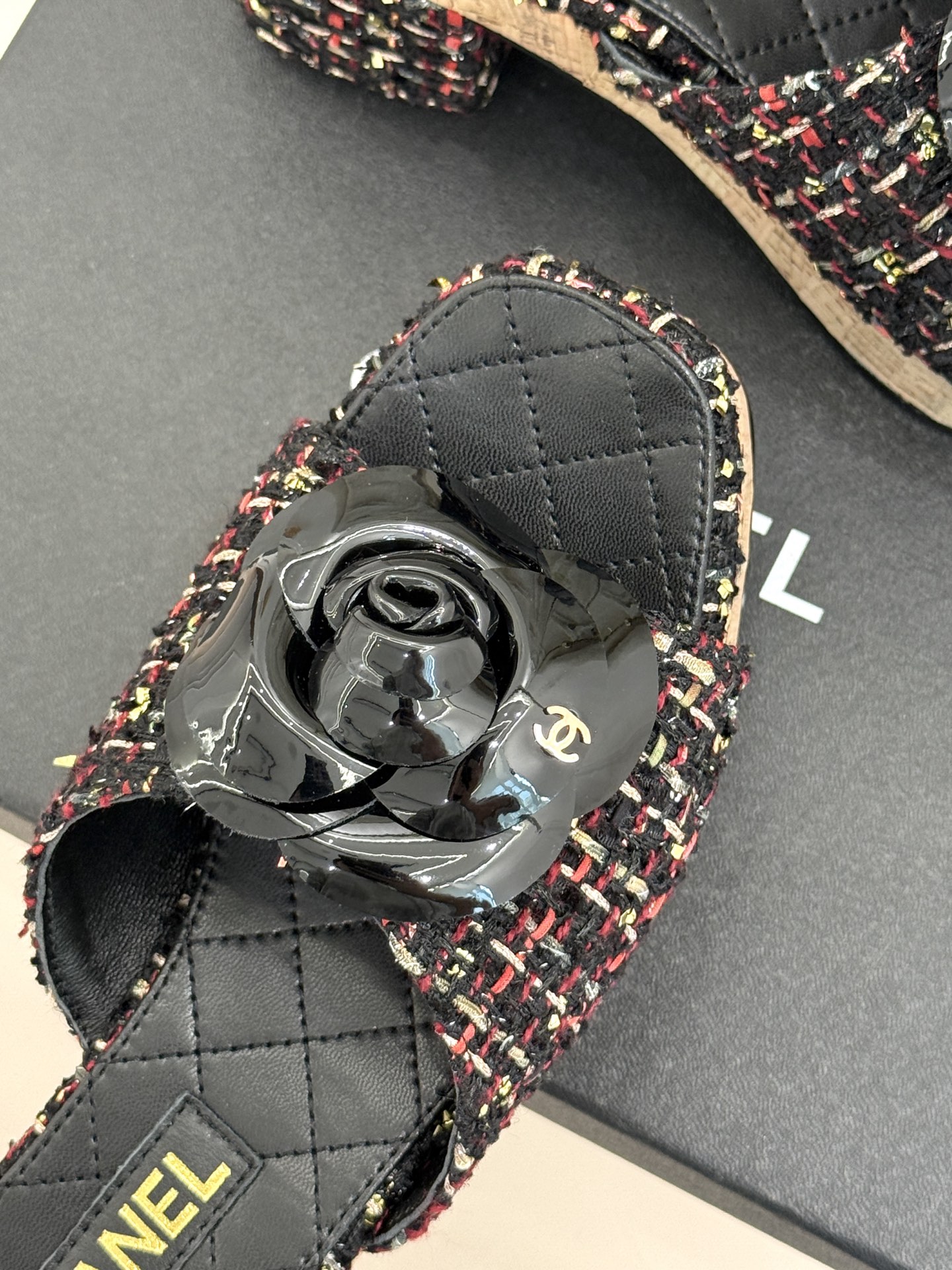 CHANE*｜小香26C山茶花木纹防水台厚底粗跟拖鞋这款拖鞋以标志性山茶花为引将复古木纹肌理与实用设计相