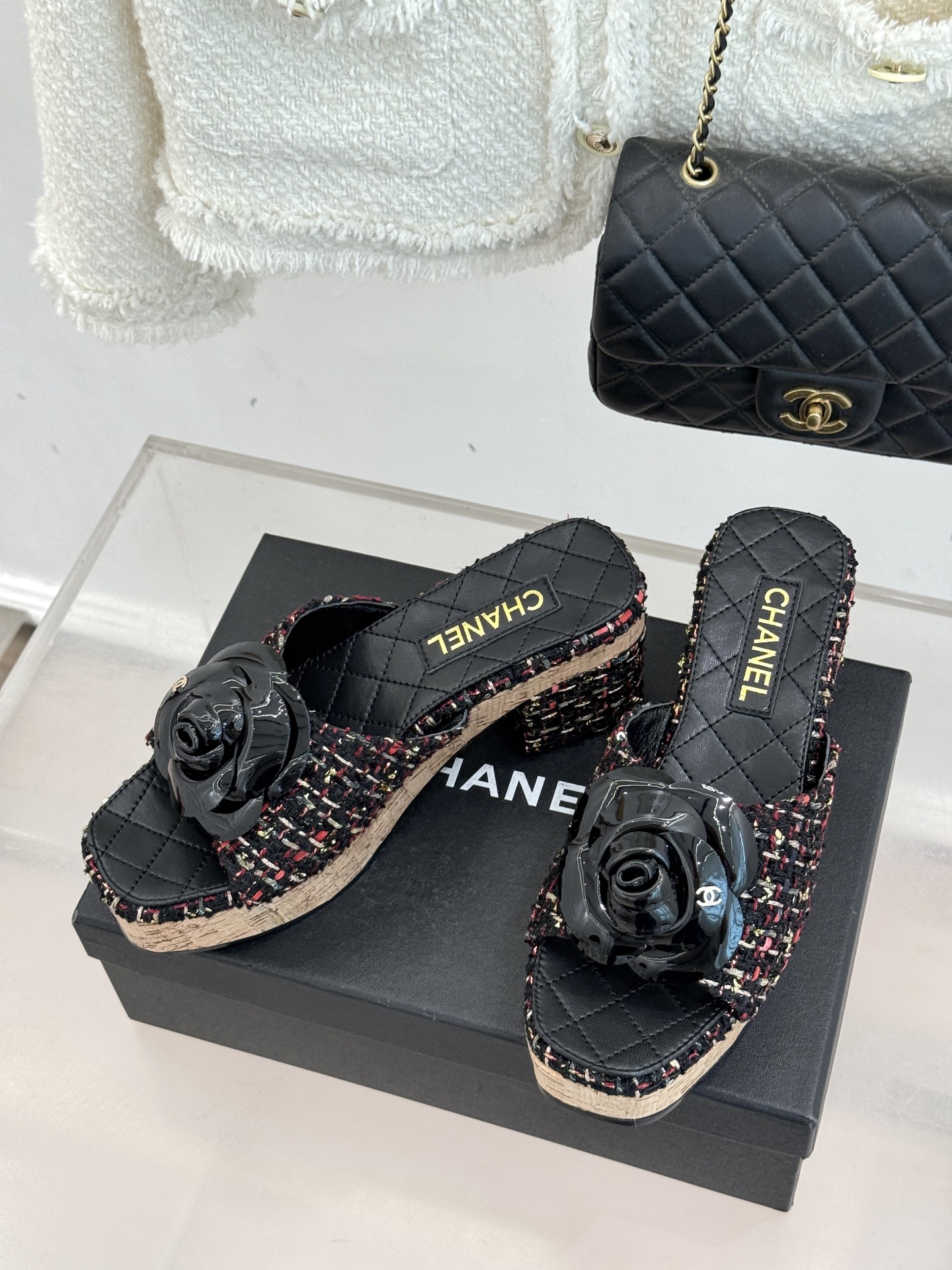 CHANE*｜小香26C山茶花木纹防水台厚底粗跟拖鞋这款拖鞋以标志性山茶花为引将复古木纹肌理与实用设计相