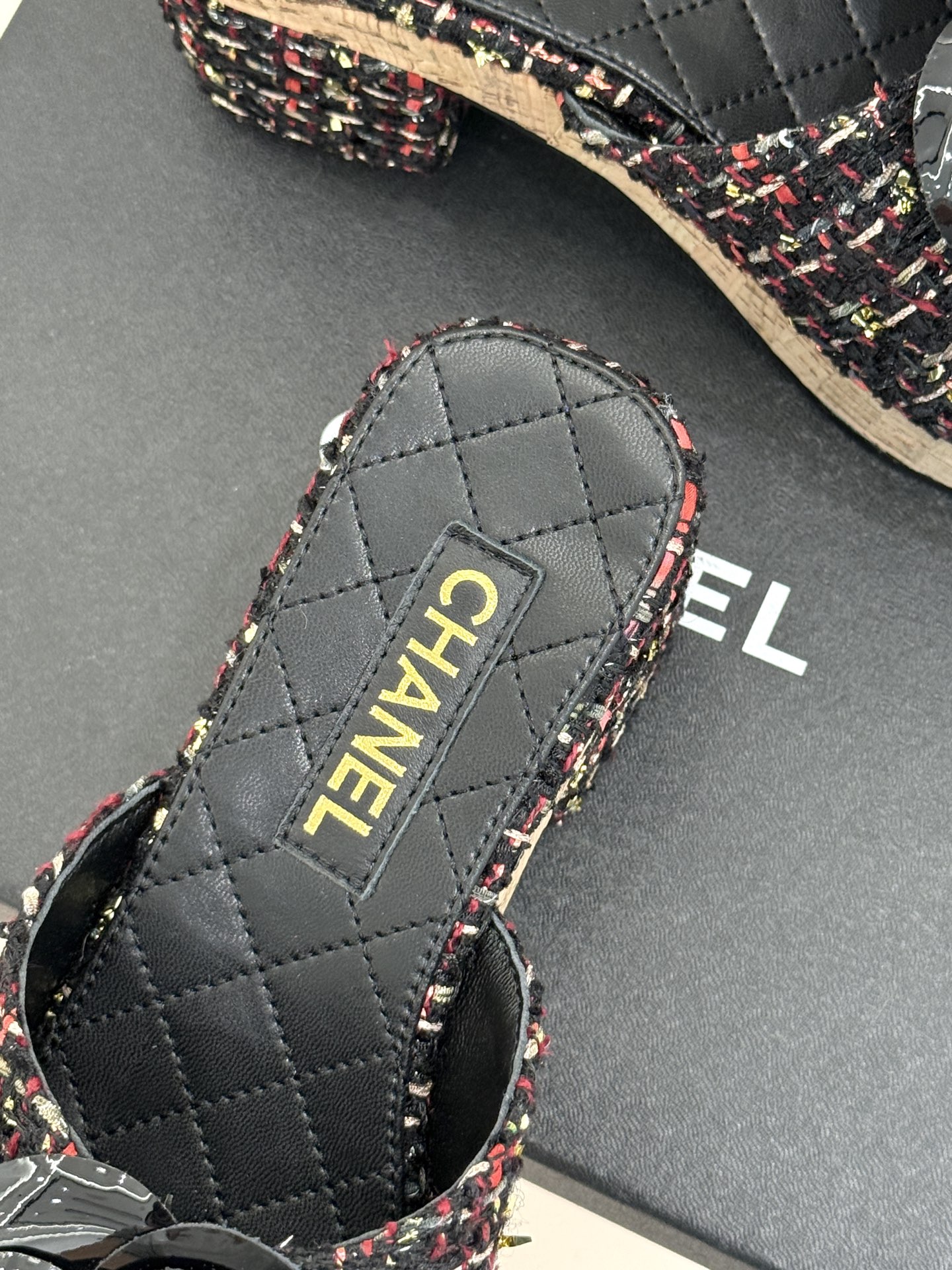 CHANE*｜小香26C山茶花木纹防水台厚底粗跟拖鞋这款拖鞋以标志性山茶花为引将复古木纹肌理与实用设计相