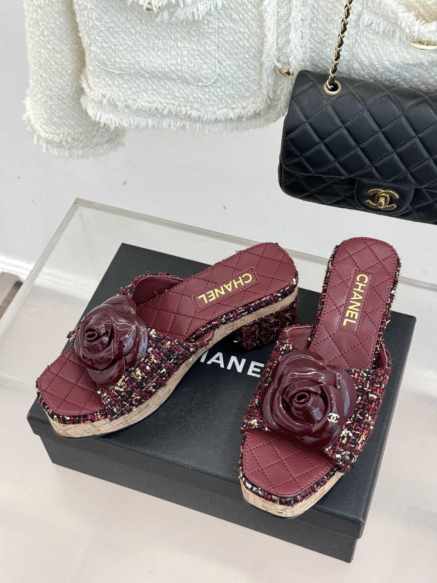 CHANE*｜小香26C山茶花木纹防水台厚底粗跟拖鞋这款拖鞋以标志性山茶花为引将复古木纹肌理与实用设计相