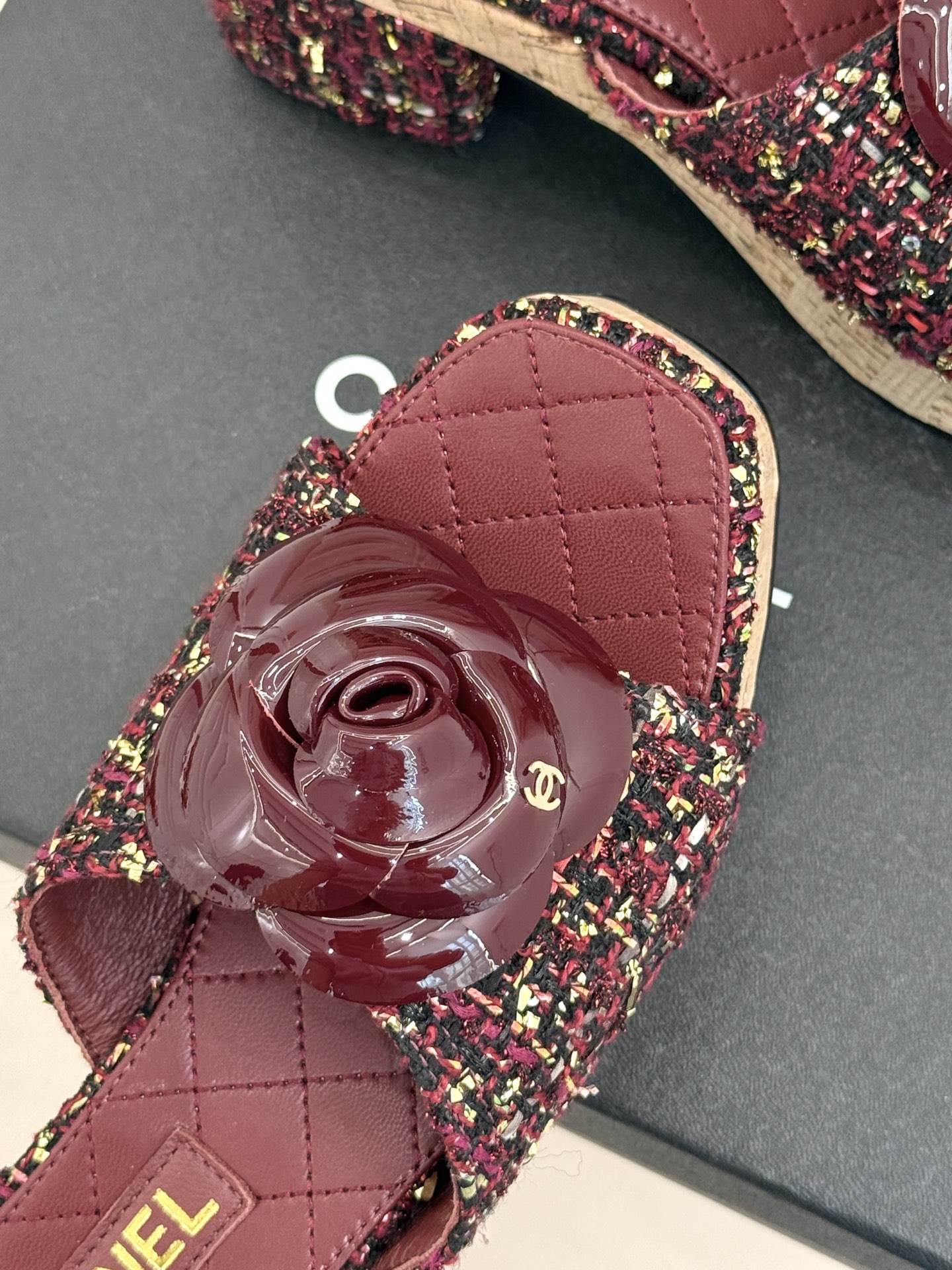 CHANE*｜小香26C山茶花木纹防水台厚底粗跟拖鞋这款拖鞋以标志性山茶花为引将复古木纹肌理与实用设计相