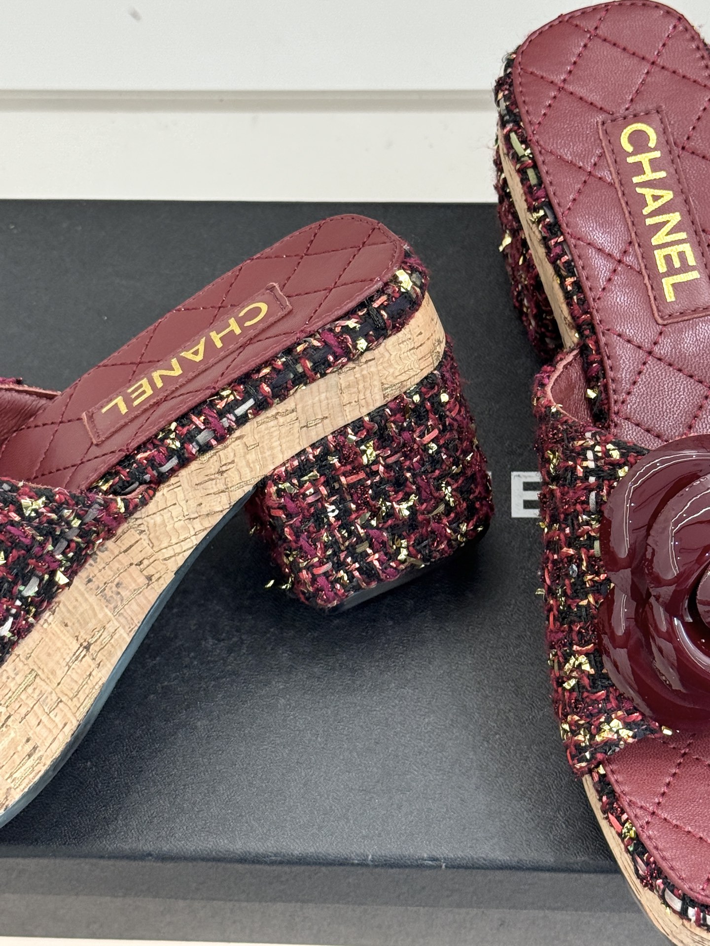 CHANE*｜小香26C山茶花木纹防水台厚底粗跟拖鞋这款拖鞋以标志性山茶花为引将复古木纹肌理与实用设计相