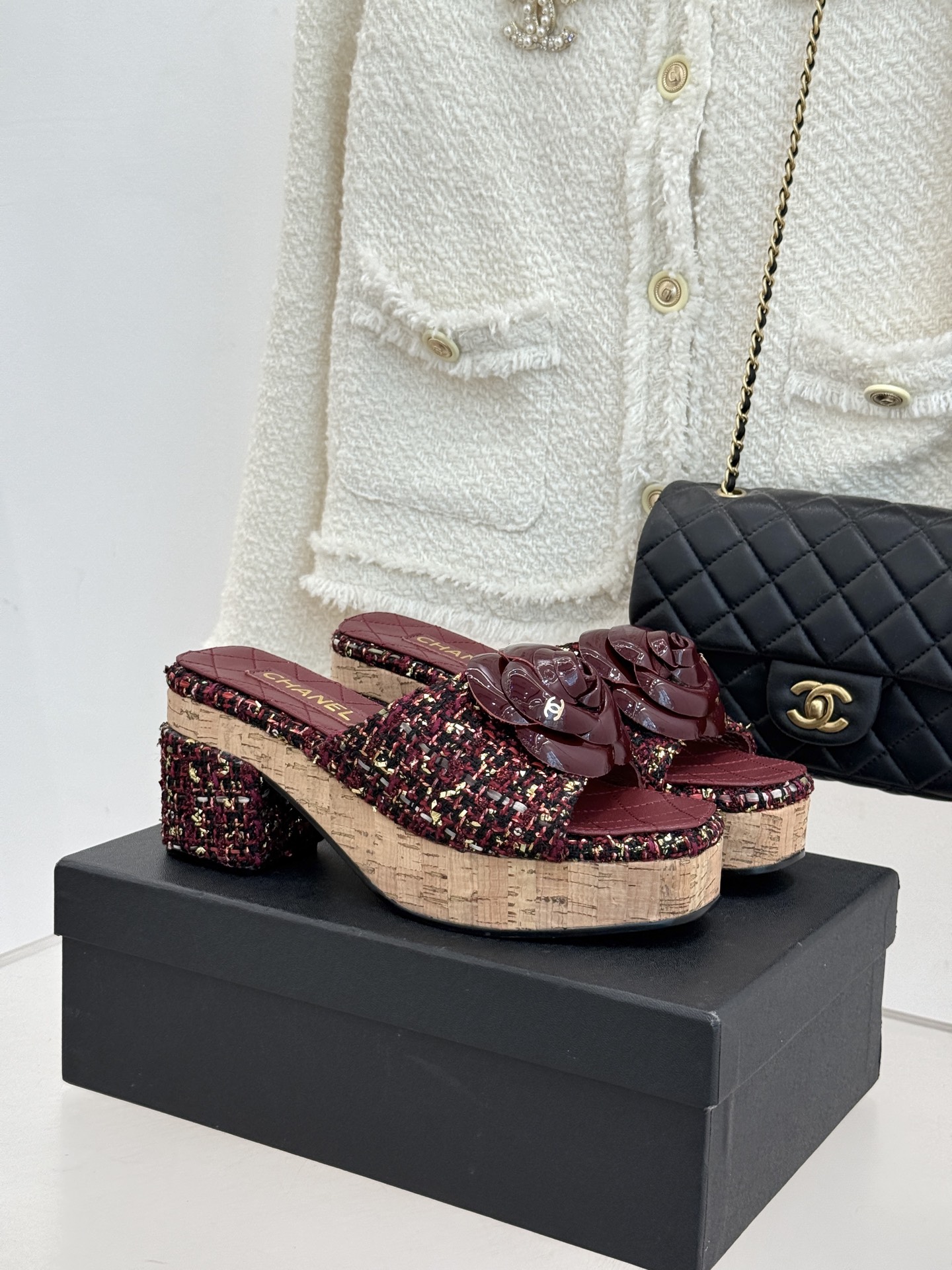 CHANE*｜小香26C山茶花木纹防水台厚底粗跟拖鞋这款拖鞋以标志性山茶花为引将复古木纹肌理与实用设计相