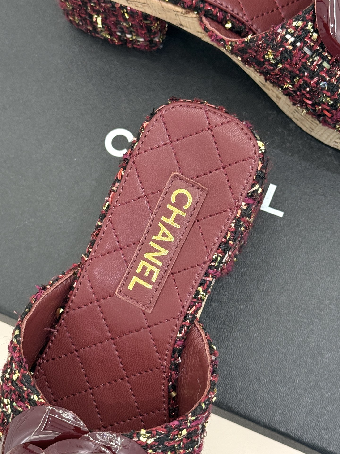 CHANE*｜小香26C山茶花木纹防水台厚底粗跟拖鞋这款拖鞋以标志性山茶花为引将复古木纹肌理与实用设计相