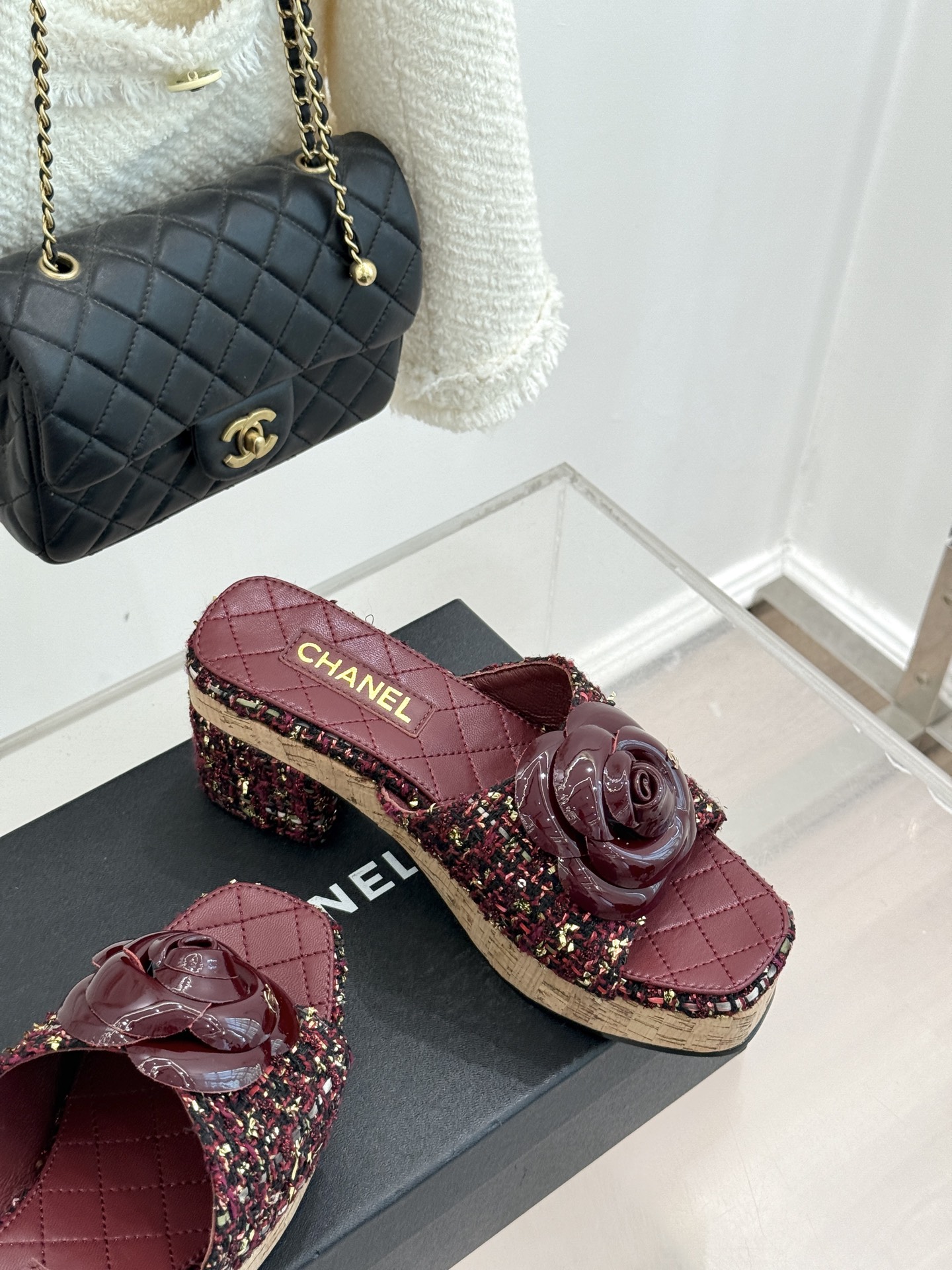 CHANE*｜小香26C山茶花木纹防水台厚底粗跟拖鞋这款拖鞋以标志性山茶花为引将复古木纹肌理与实用设计相