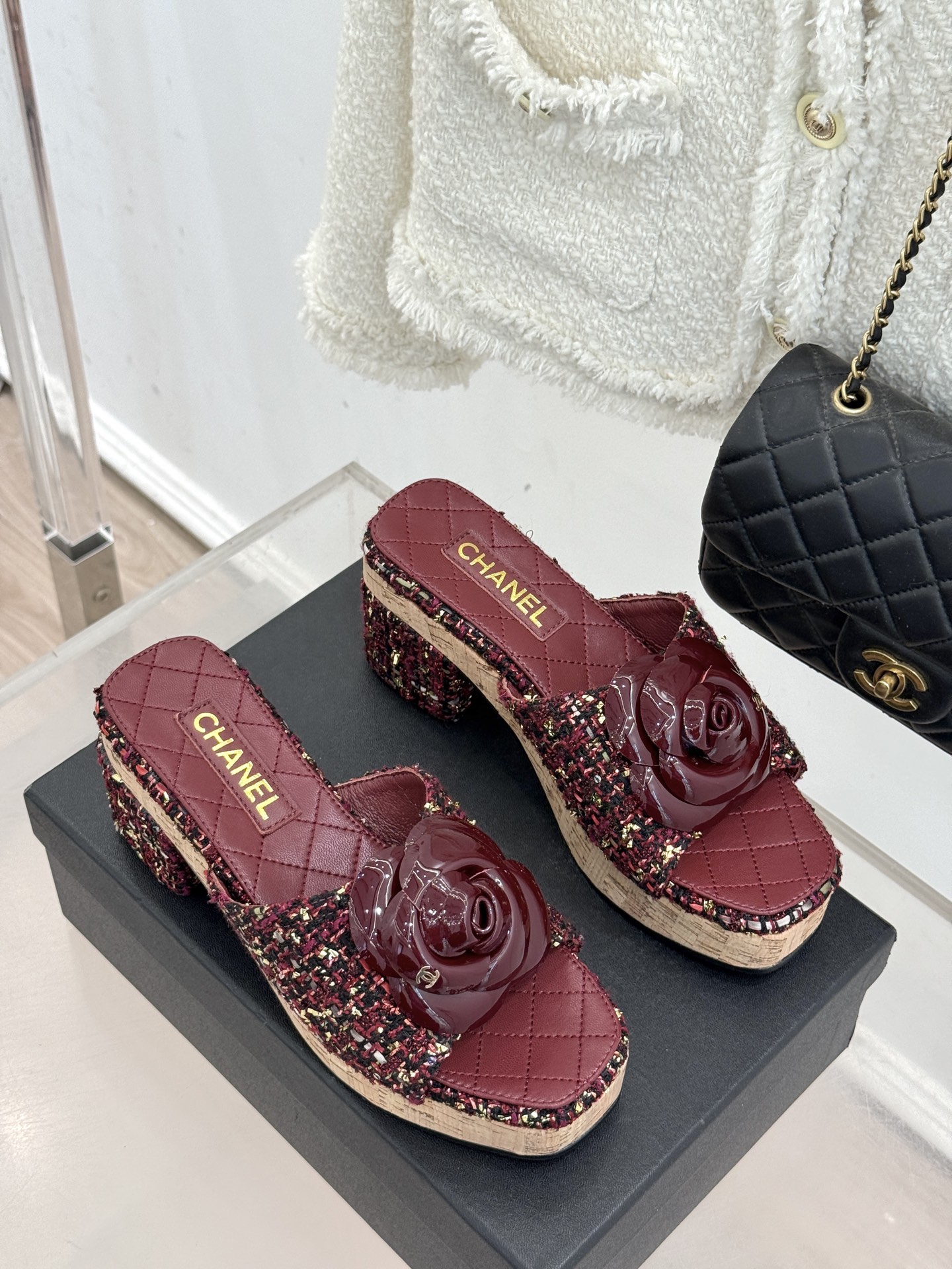 CHANE*｜小香26C山茶花木纹防水台厚底粗跟拖鞋这款拖鞋以标志性山茶花为引将复古木纹肌理与实用设计相