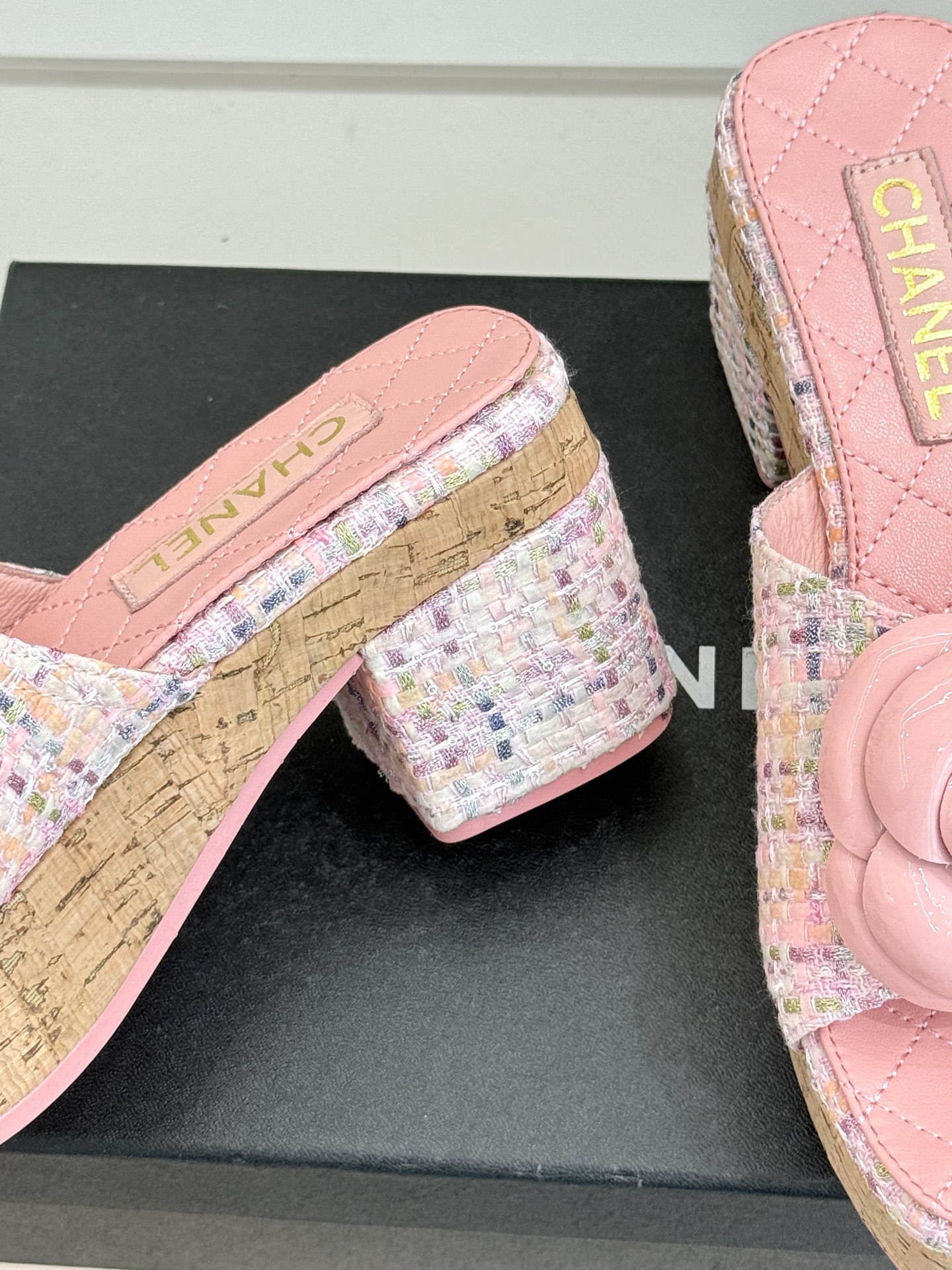 CHANE*｜小香26C山茶花木纹防水台厚底粗跟拖鞋这款拖鞋以标志性山茶花为引将复古木纹肌理与实用设计相