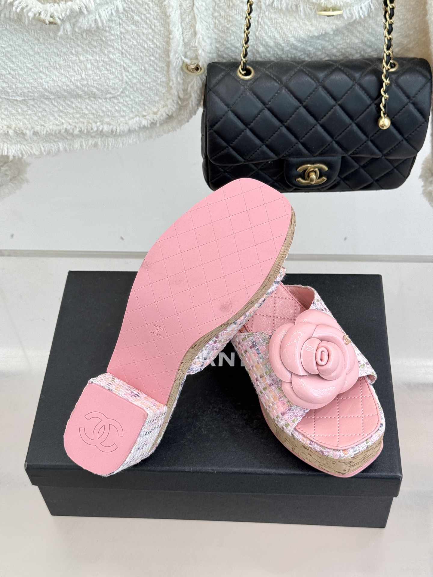 CHANE*｜小香26C山茶花木纹防水台厚底粗跟拖鞋这款拖鞋以标志性山茶花为引将复古木纹肌理与实用设计相