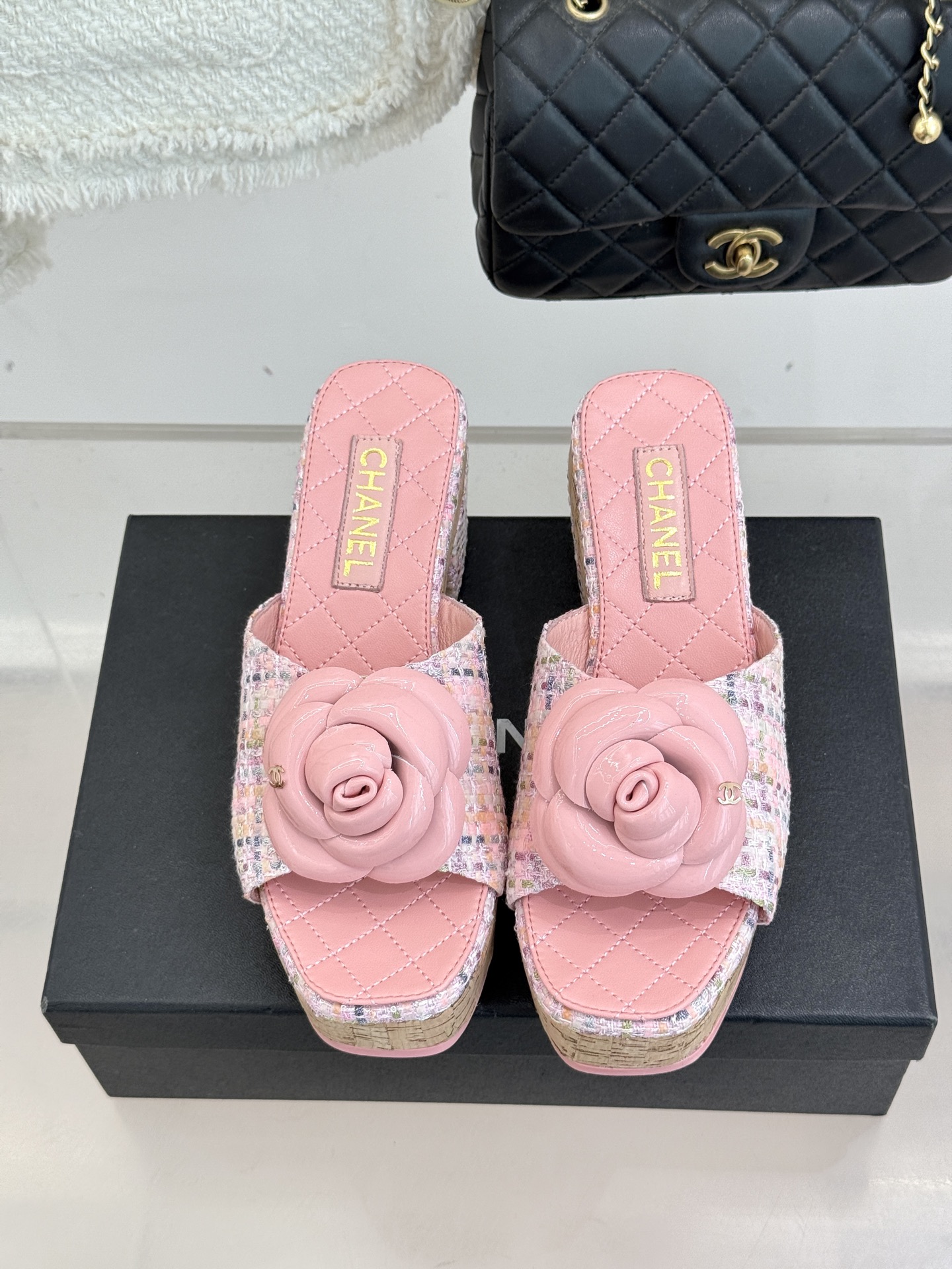 CHANE*｜小香26C山茶花木纹防水台厚底粗跟拖鞋这款拖鞋以标志性山茶花为引将复古木纹肌理与实用设计相