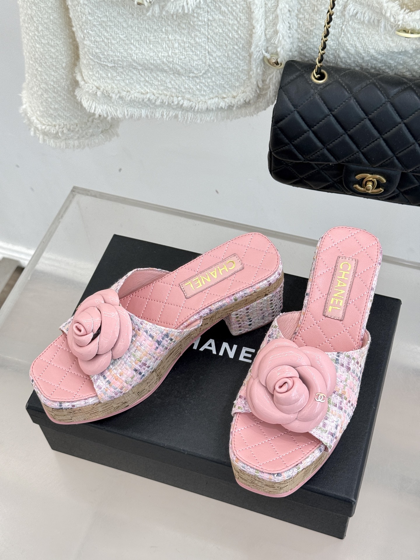 CHANE*｜小香26C山茶花木纹防水台厚底粗跟拖鞋这款拖鞋以标志性山茶花为引将复古木纹肌理与实用设计相