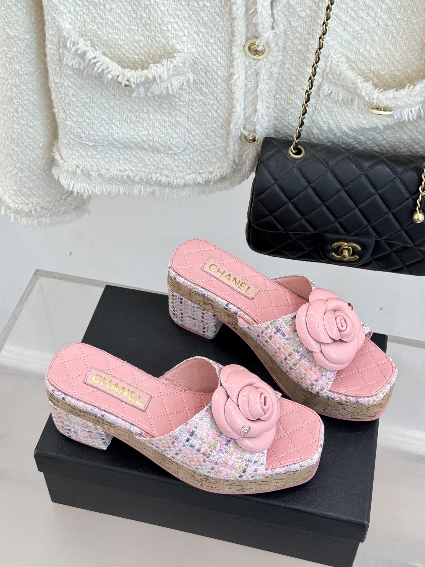 CHANE*｜小香26C山茶花木纹防水台厚底粗跟拖鞋这款拖鞋以标志性山茶花为引将复古木纹肌理与实用设计相