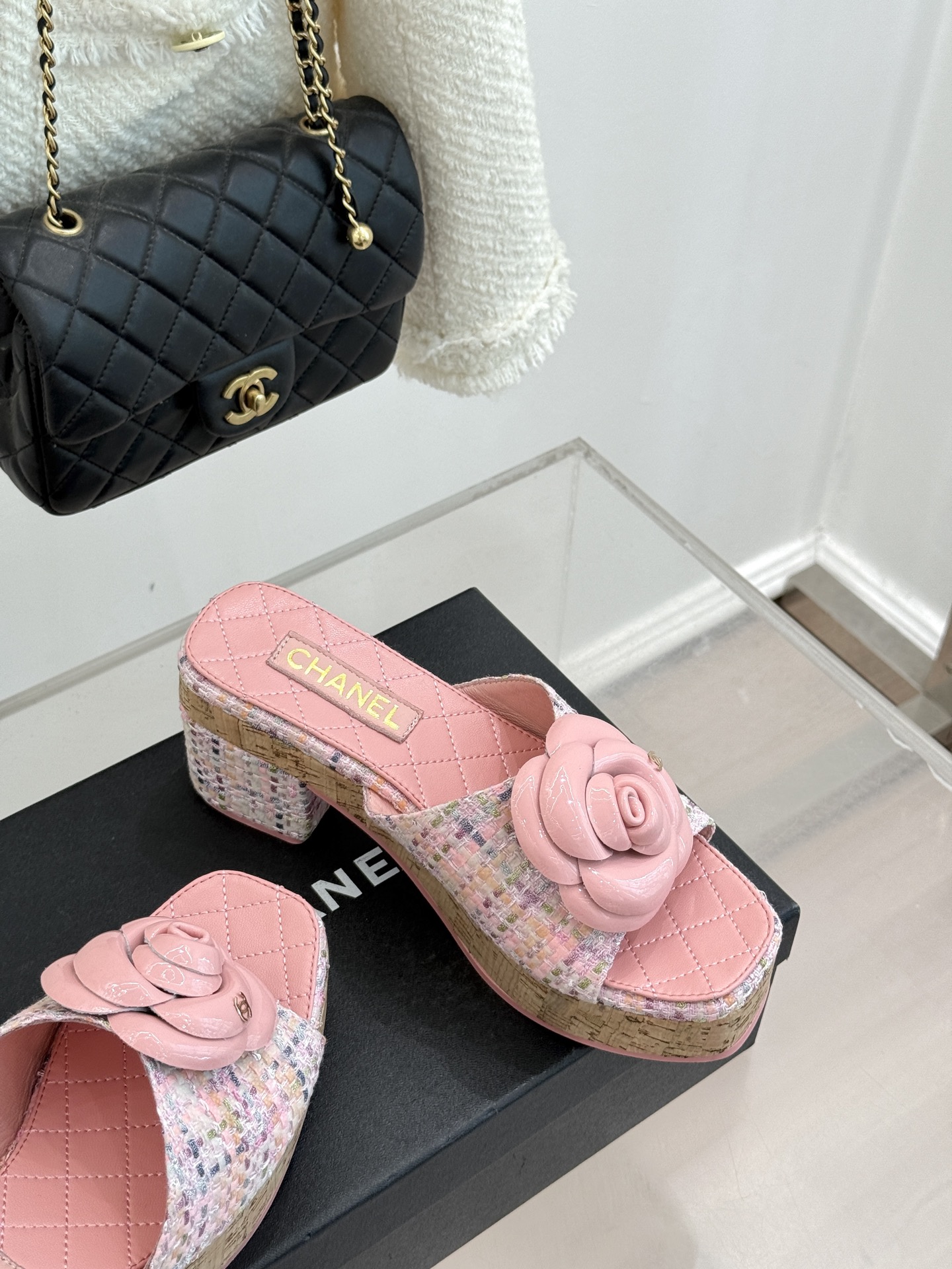 CHANE*｜小香26C山茶花木纹防水台厚底粗跟拖鞋这款拖鞋以标志性山茶花为引将复古木纹肌理与实用设计相