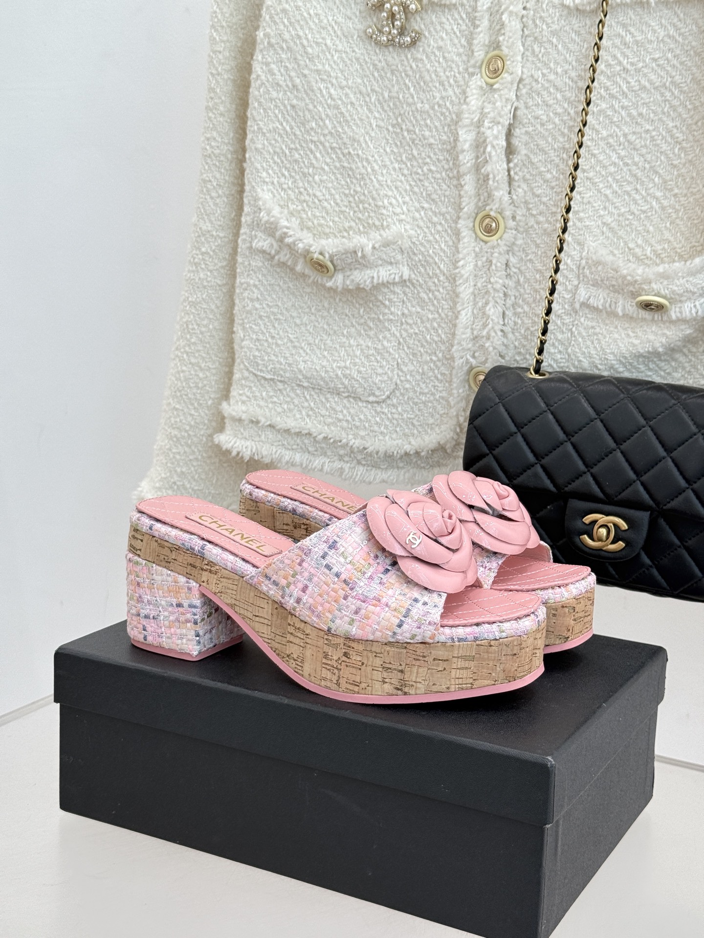 CHANE*｜小香26C山茶花木纹防水台厚底粗跟拖鞋这款拖鞋以标志性山茶花为引将复古木纹肌理与实用设计相